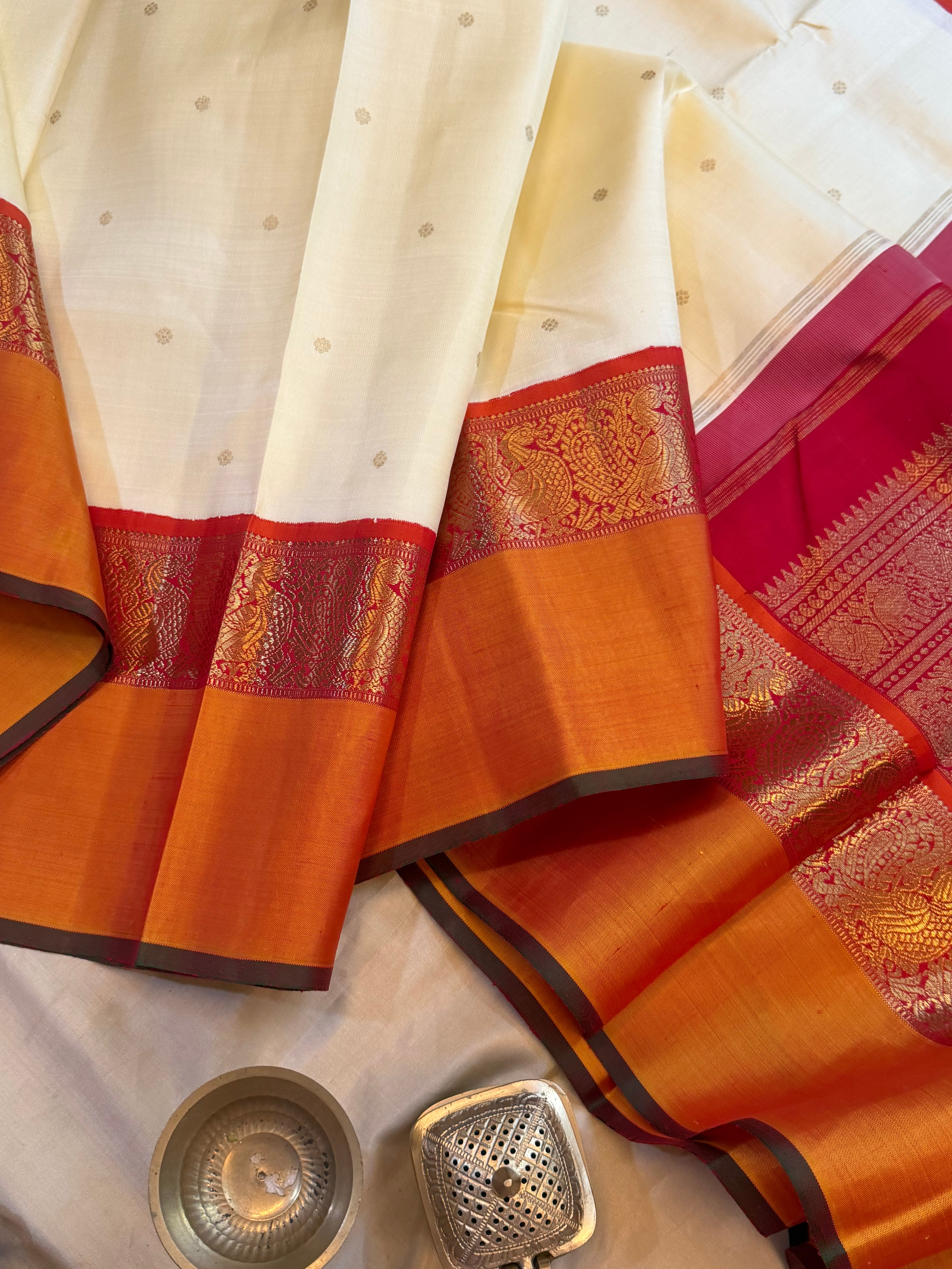 Off white Korvai kaal erangina border / Kanjipuram silk
