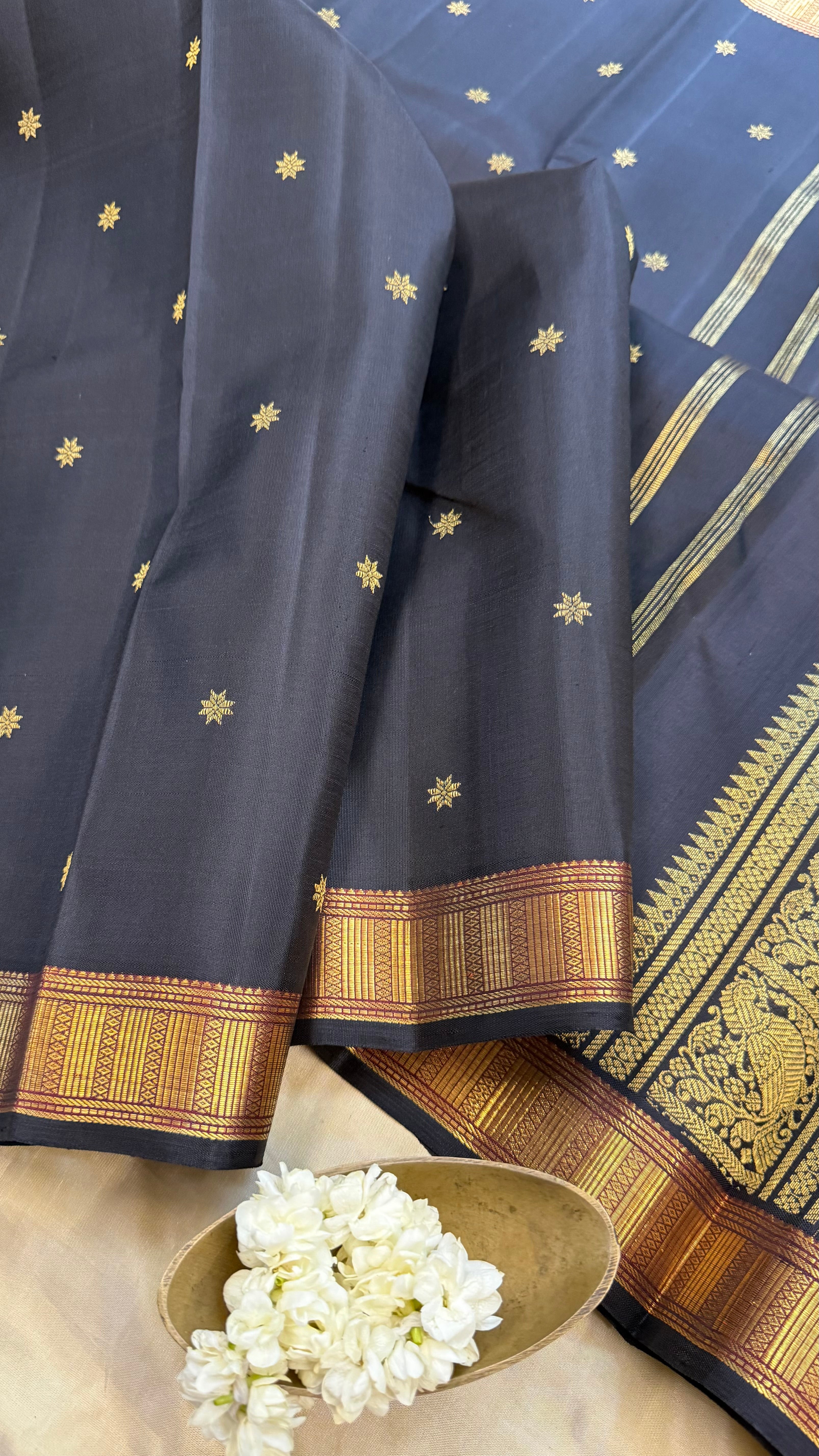 Black Kamalam Butta  / Kanjipuram silk saree