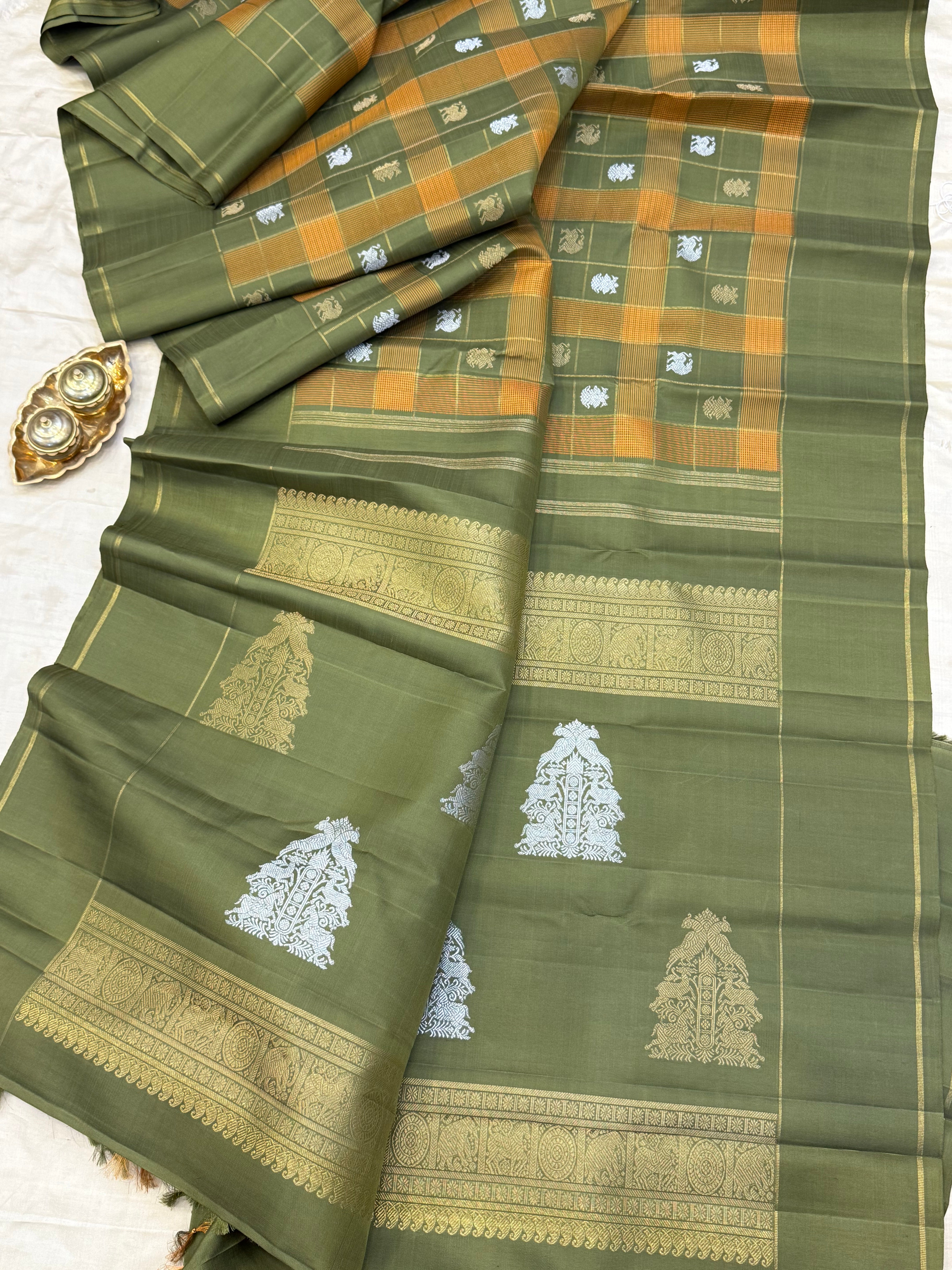 Olive green Muthu Kattam / kanjipuram silk saree CLSA10777
