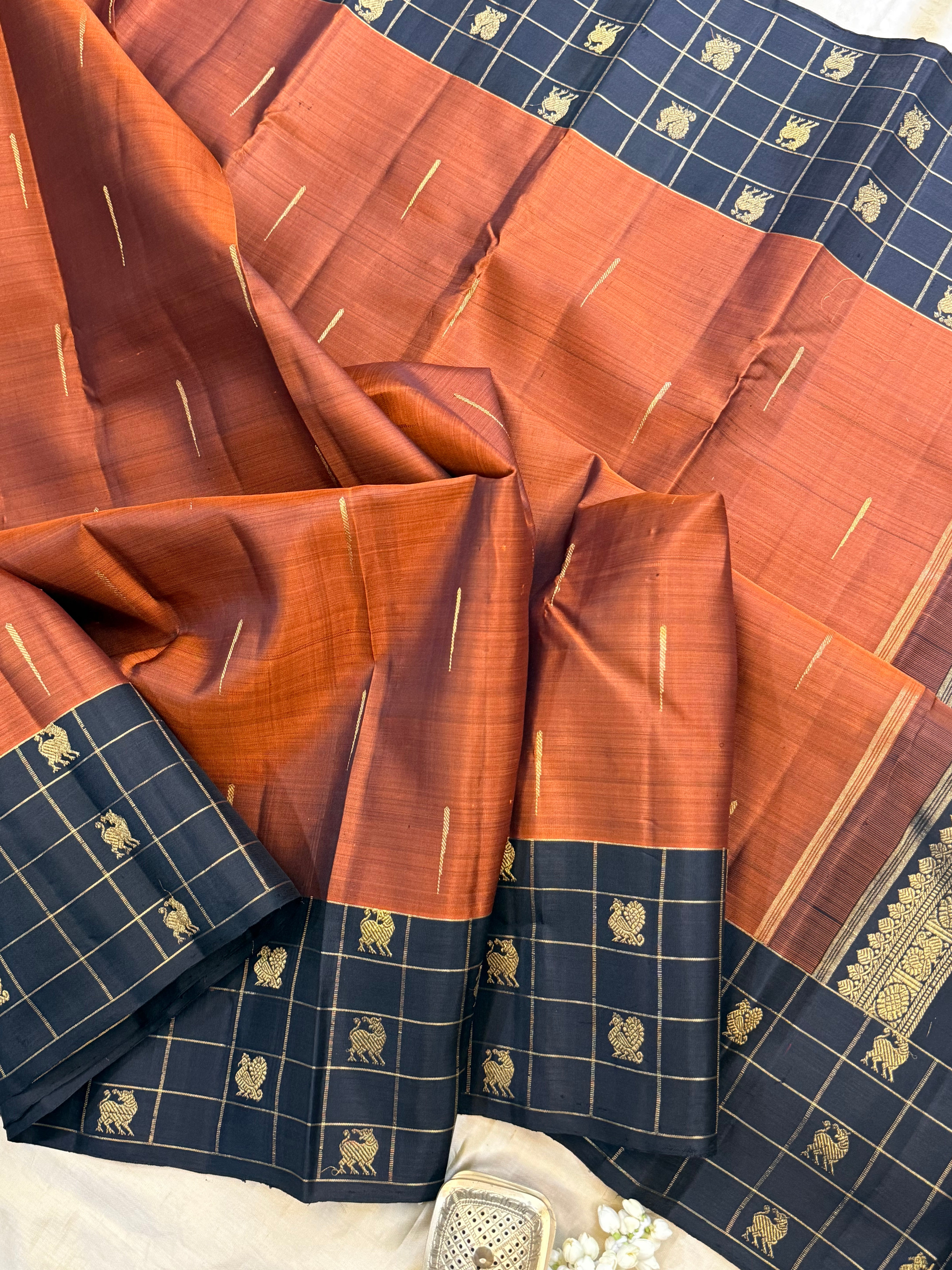 Rust malli moggu and black kattam border butta / Kanjipuram silk CL9998