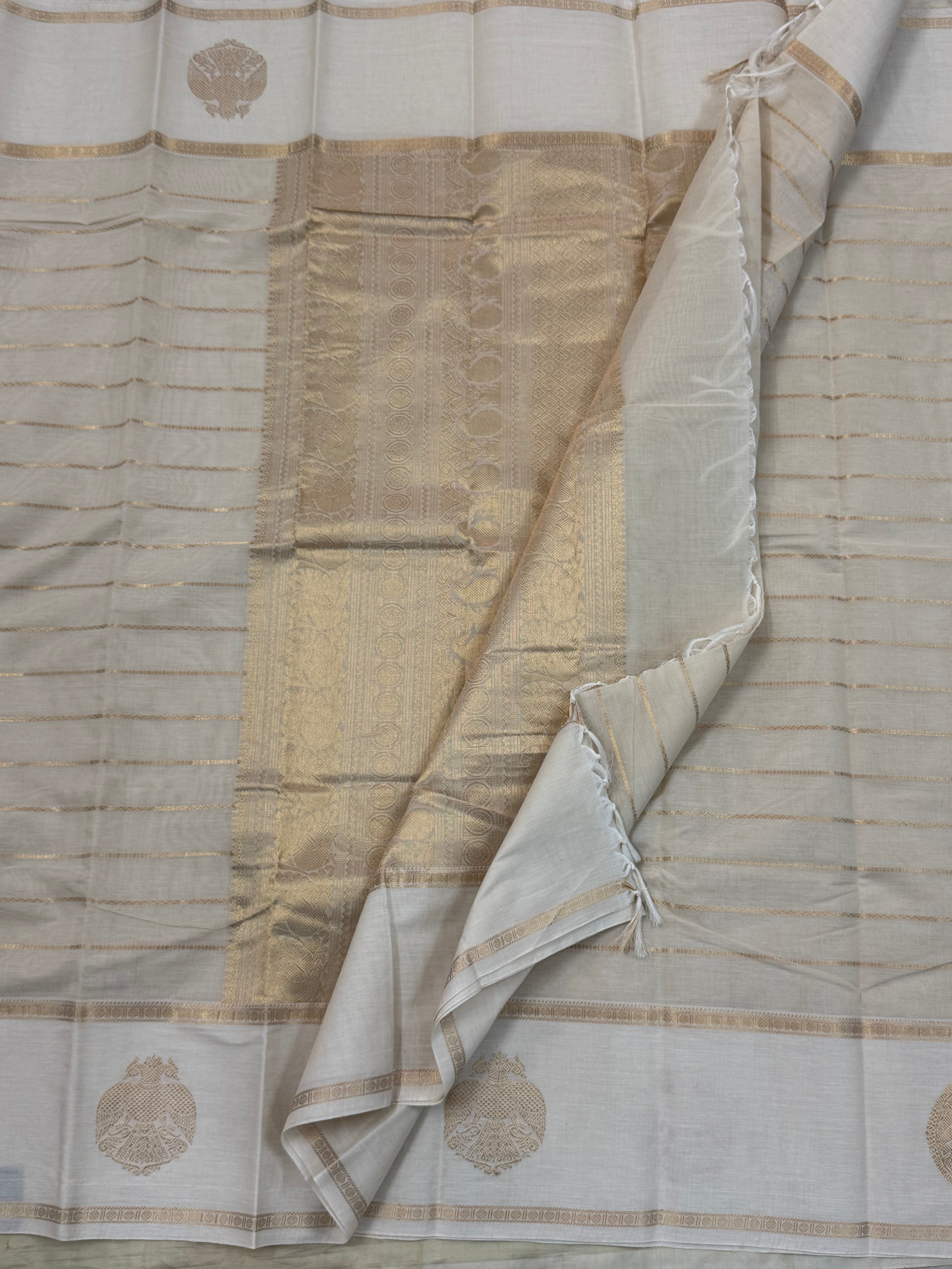 Offwhite veldhari border butta/ Kanchi cotton CL7955