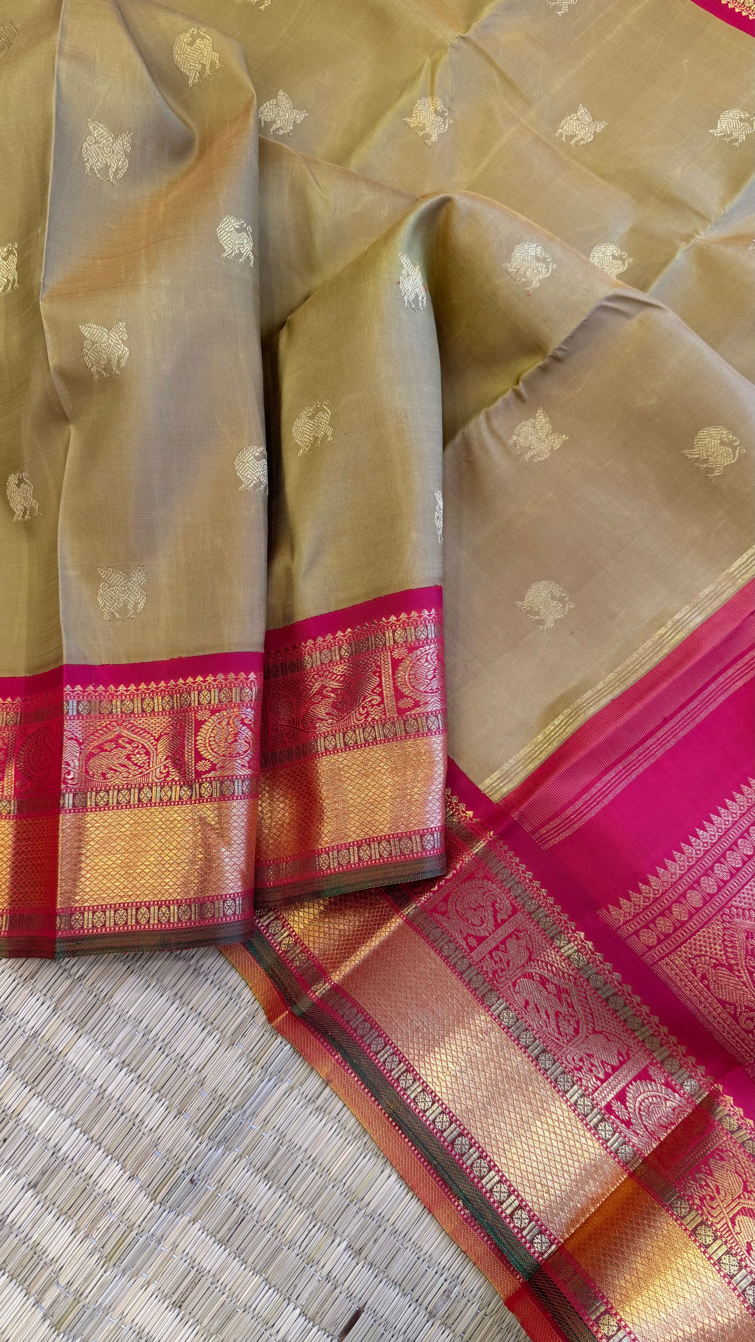 Kaaki colour Kai Korvai / Kanjipuram silk