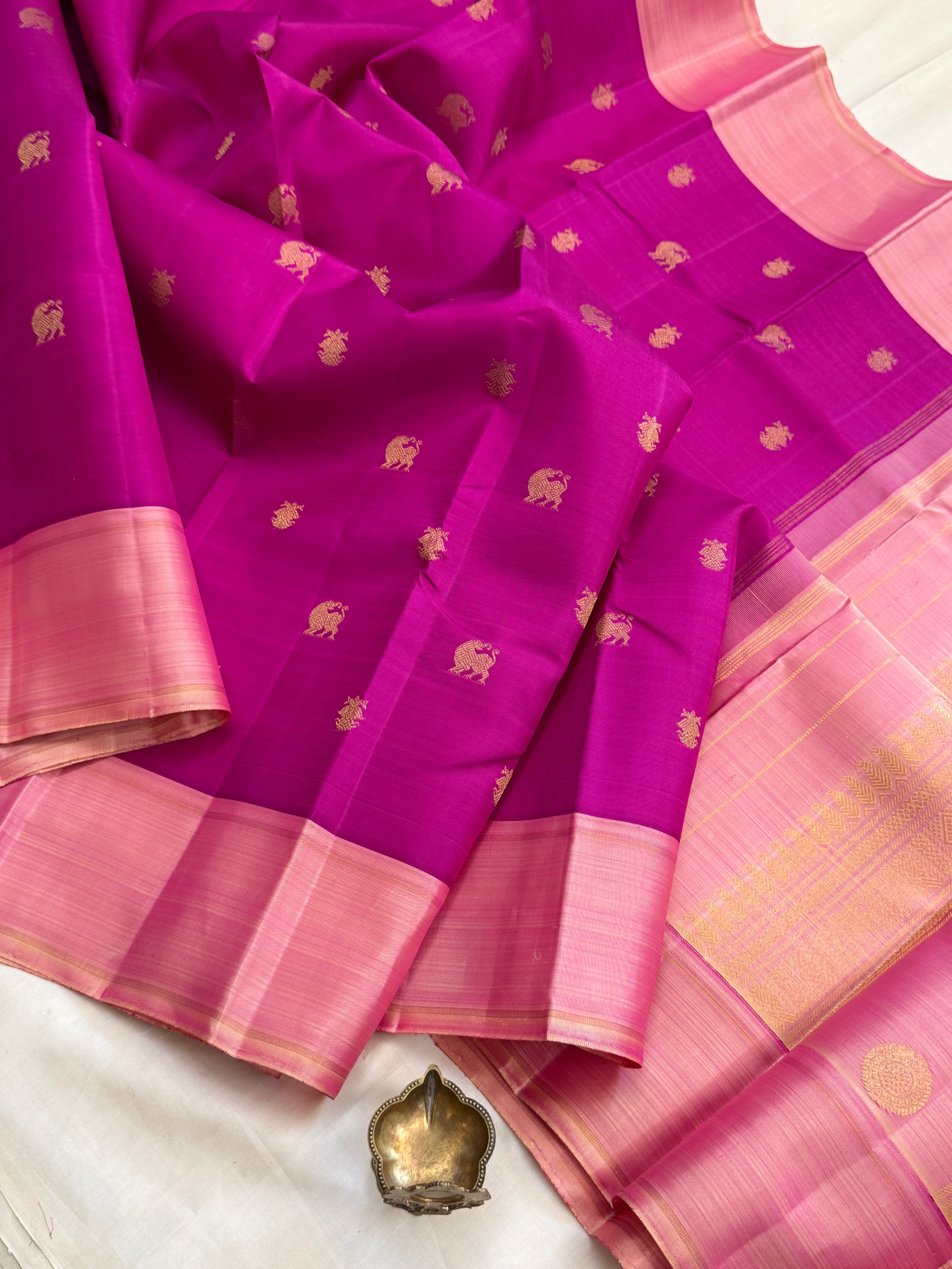 Magenta pink yazhli Butta body with Retta pay border/ Kanjipuram silk CLSA11224