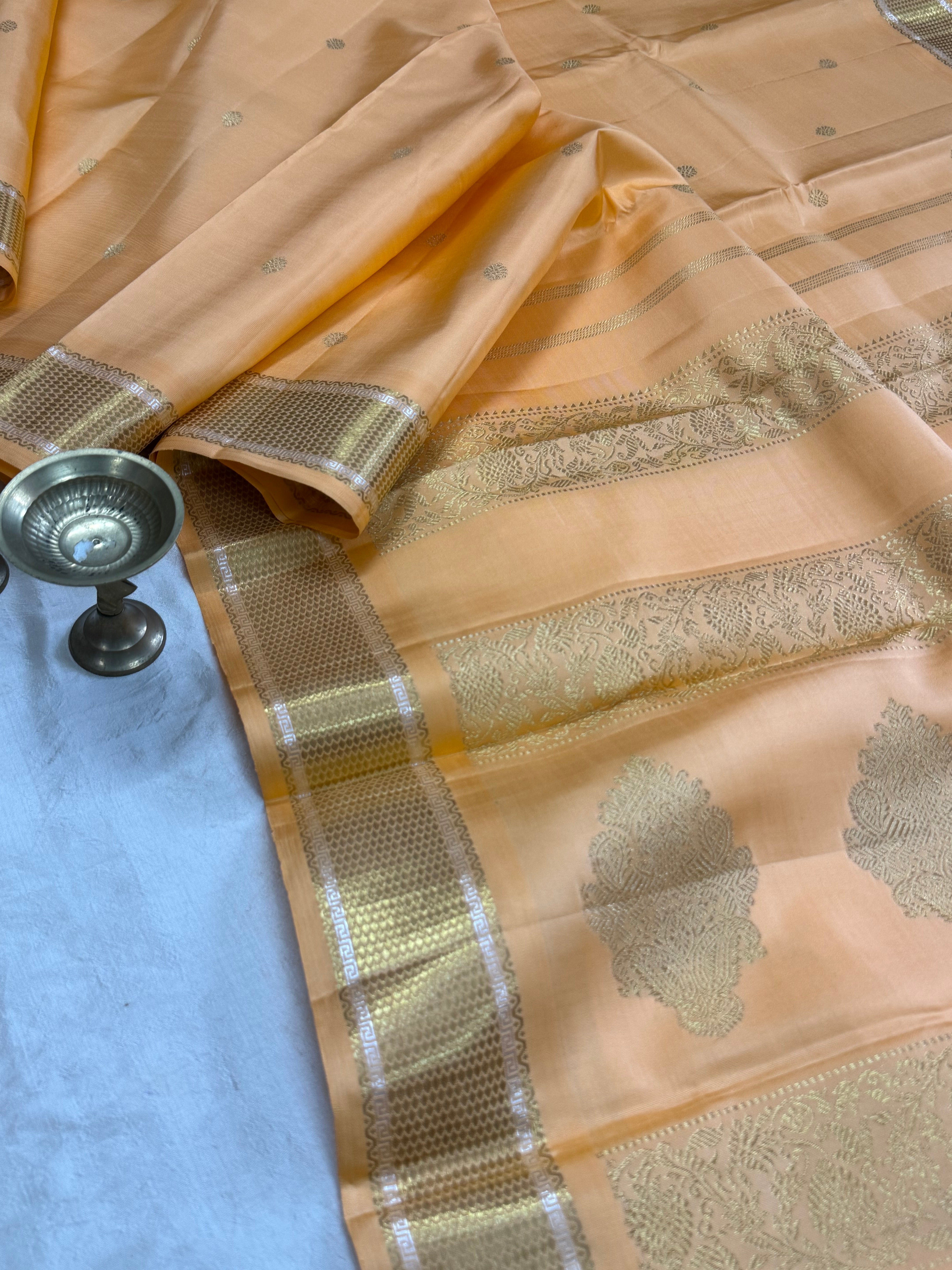 Master weaver - lite kanagabaram/ Kanjipuram silk