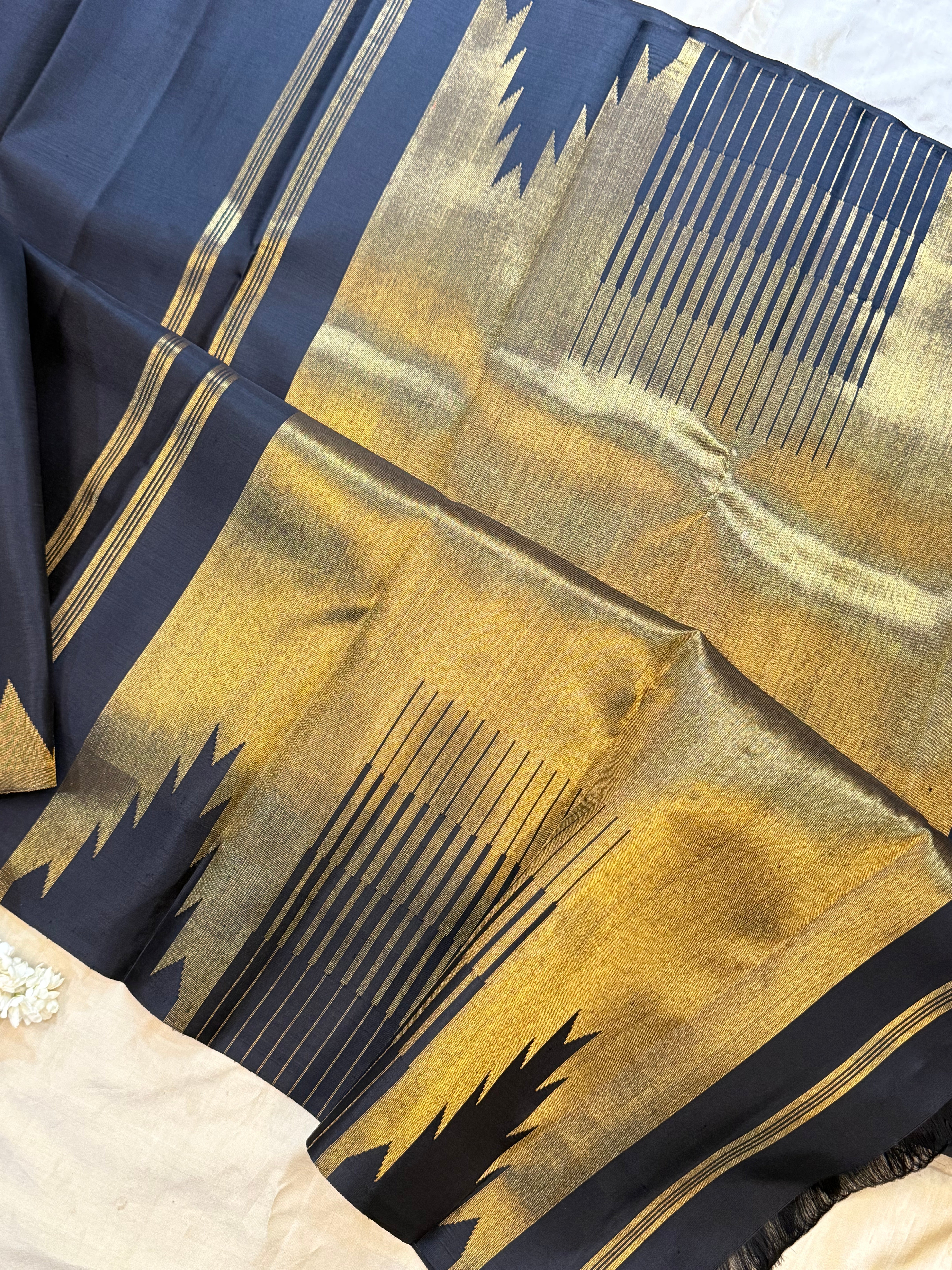 Black 8 kol temple / Kanjipuram silk