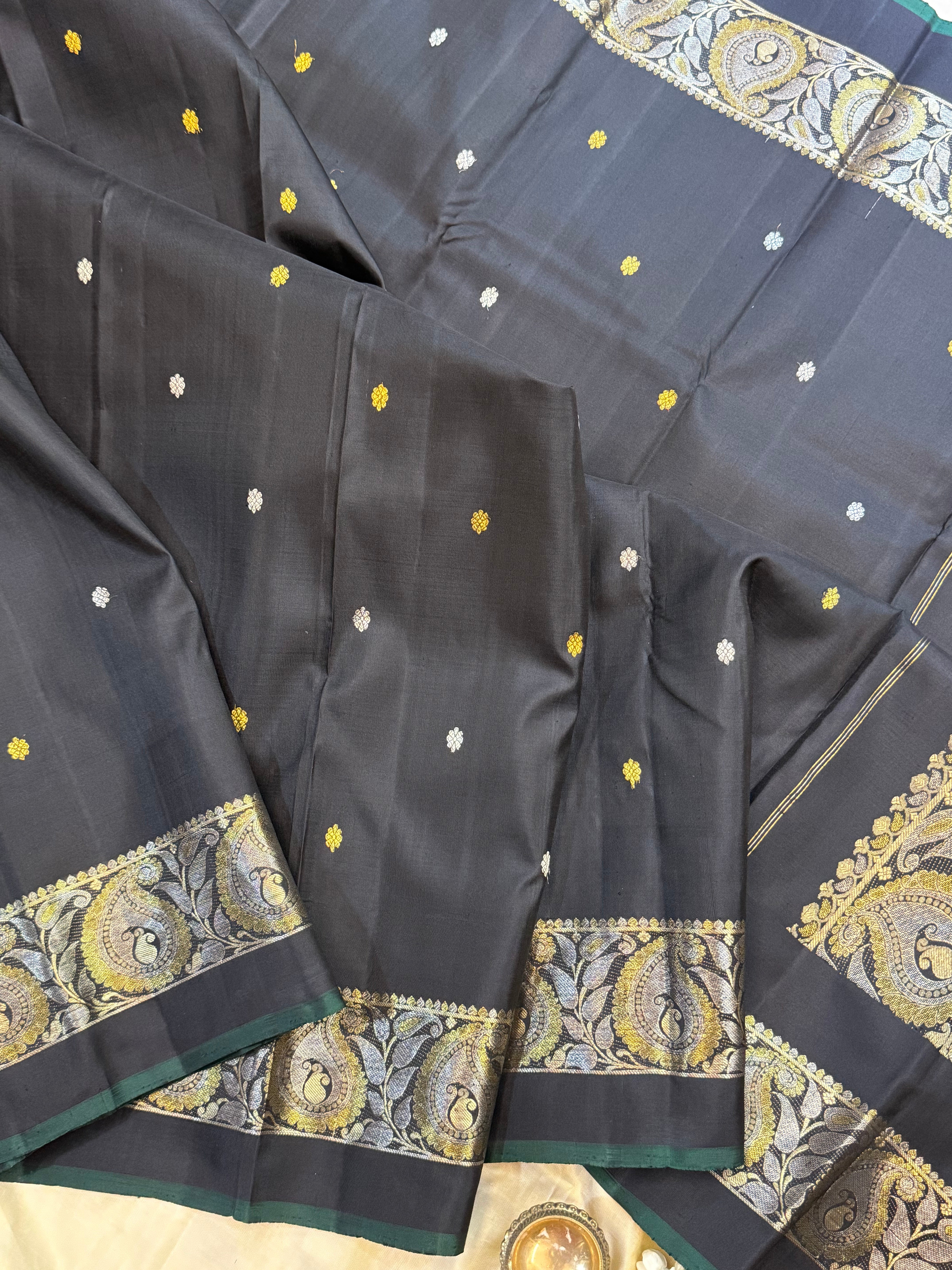 Black manga border / Arani silk