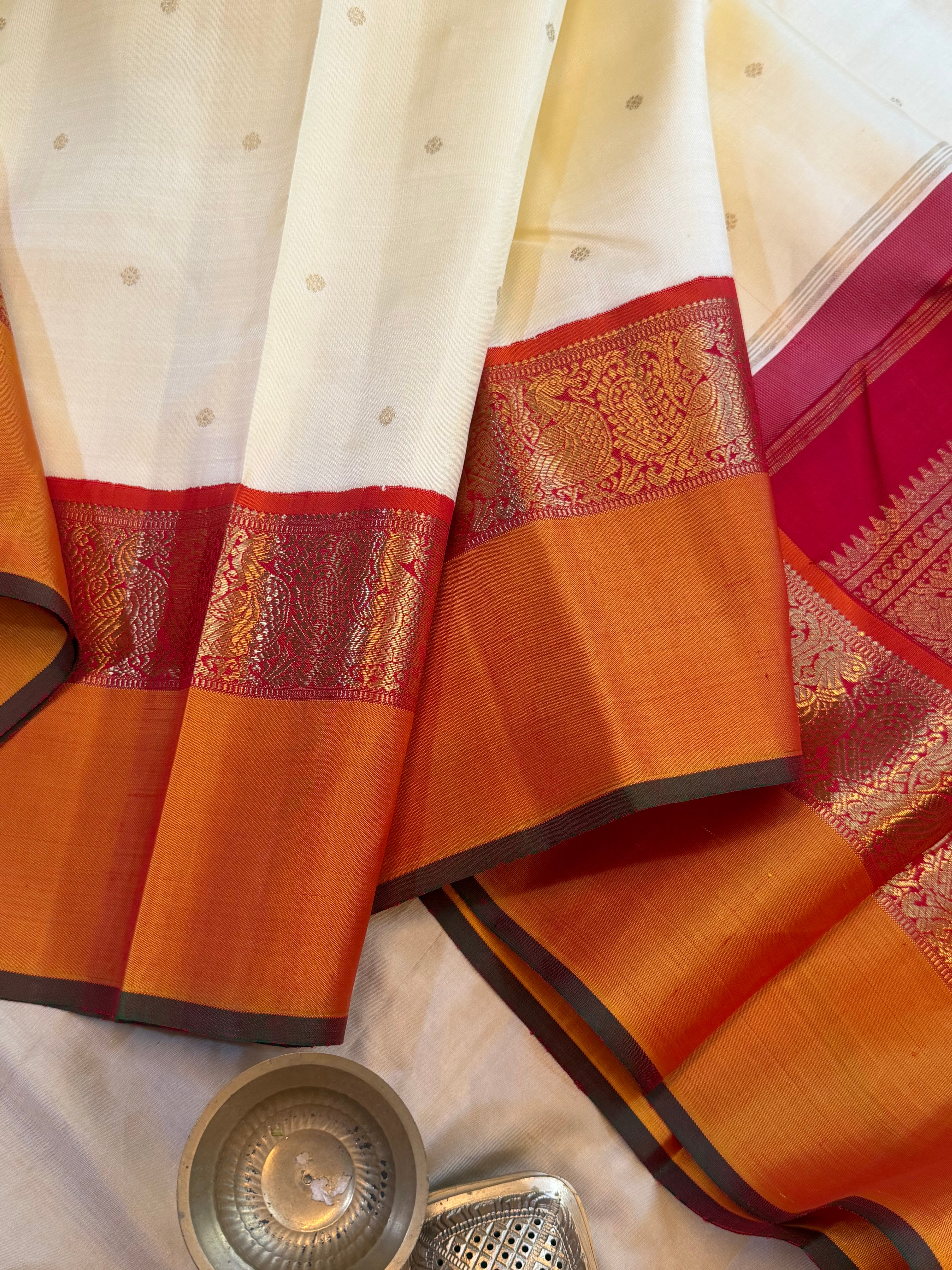 Off white Korvai kaal erangina border / Kanjipuram silk