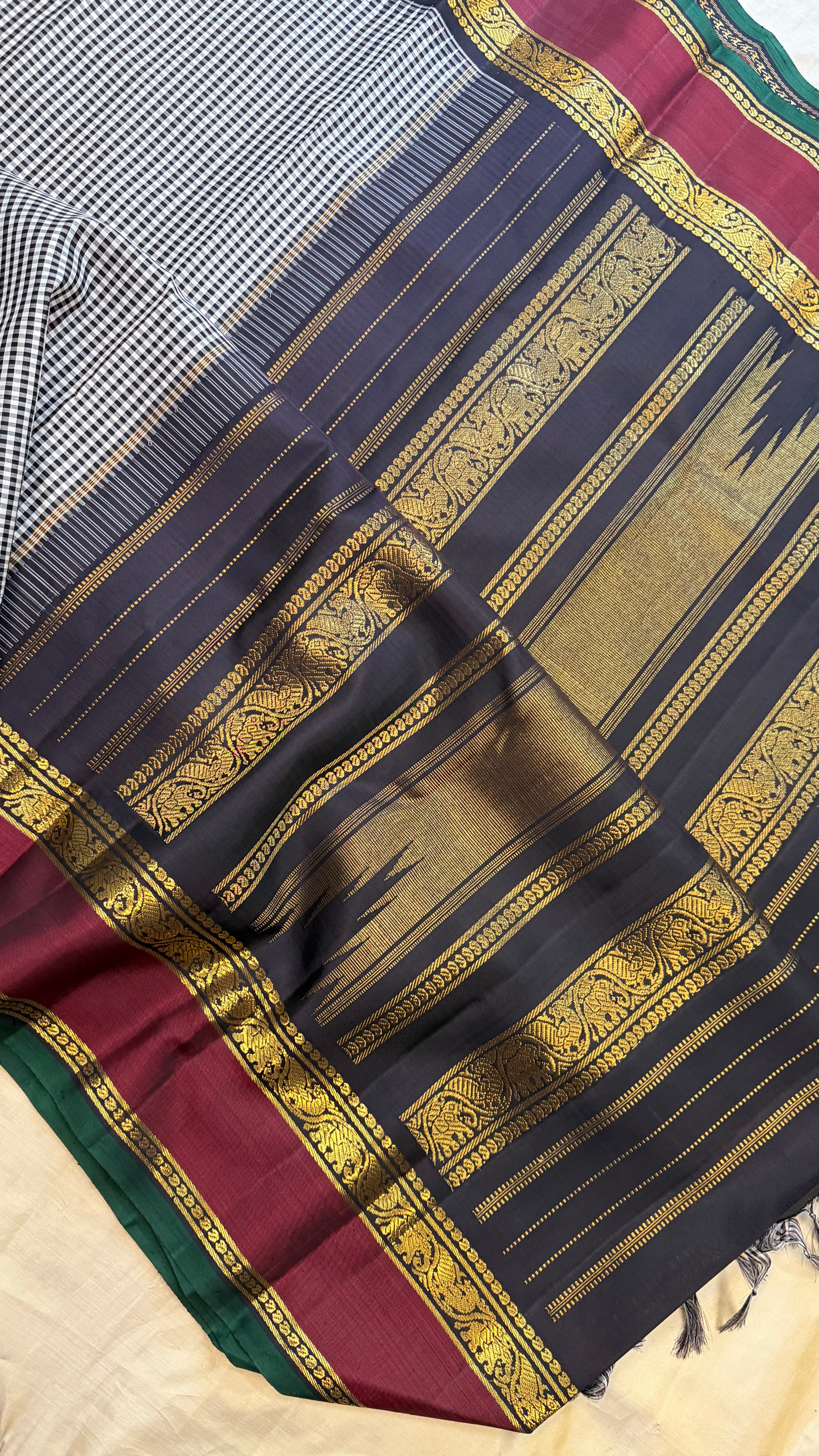 Black and white podi Kattam Korvai   / Kanjipuram silk