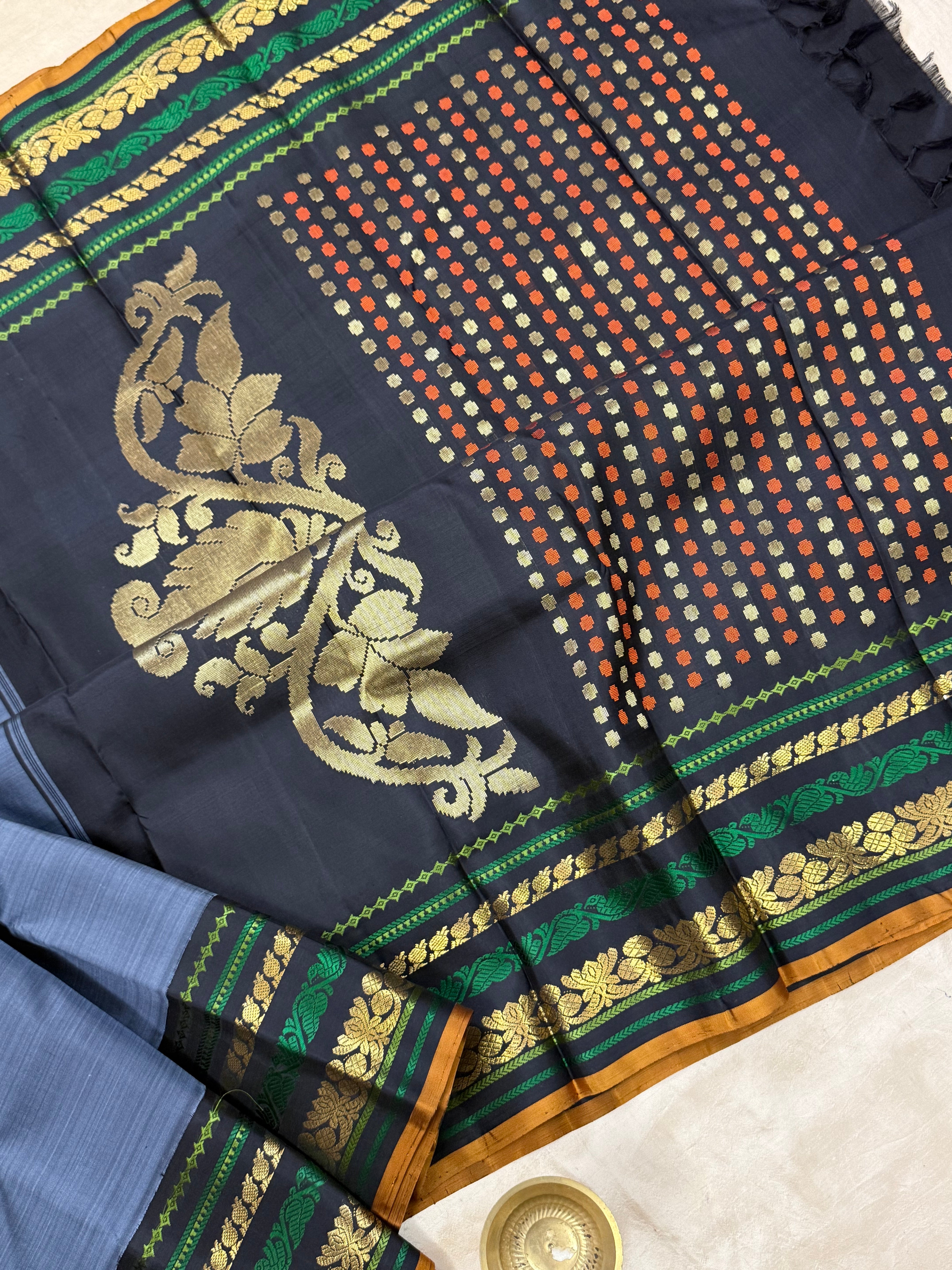 Master weaver - Grey and black Sorgavasal pallu / Kanjipuram silk