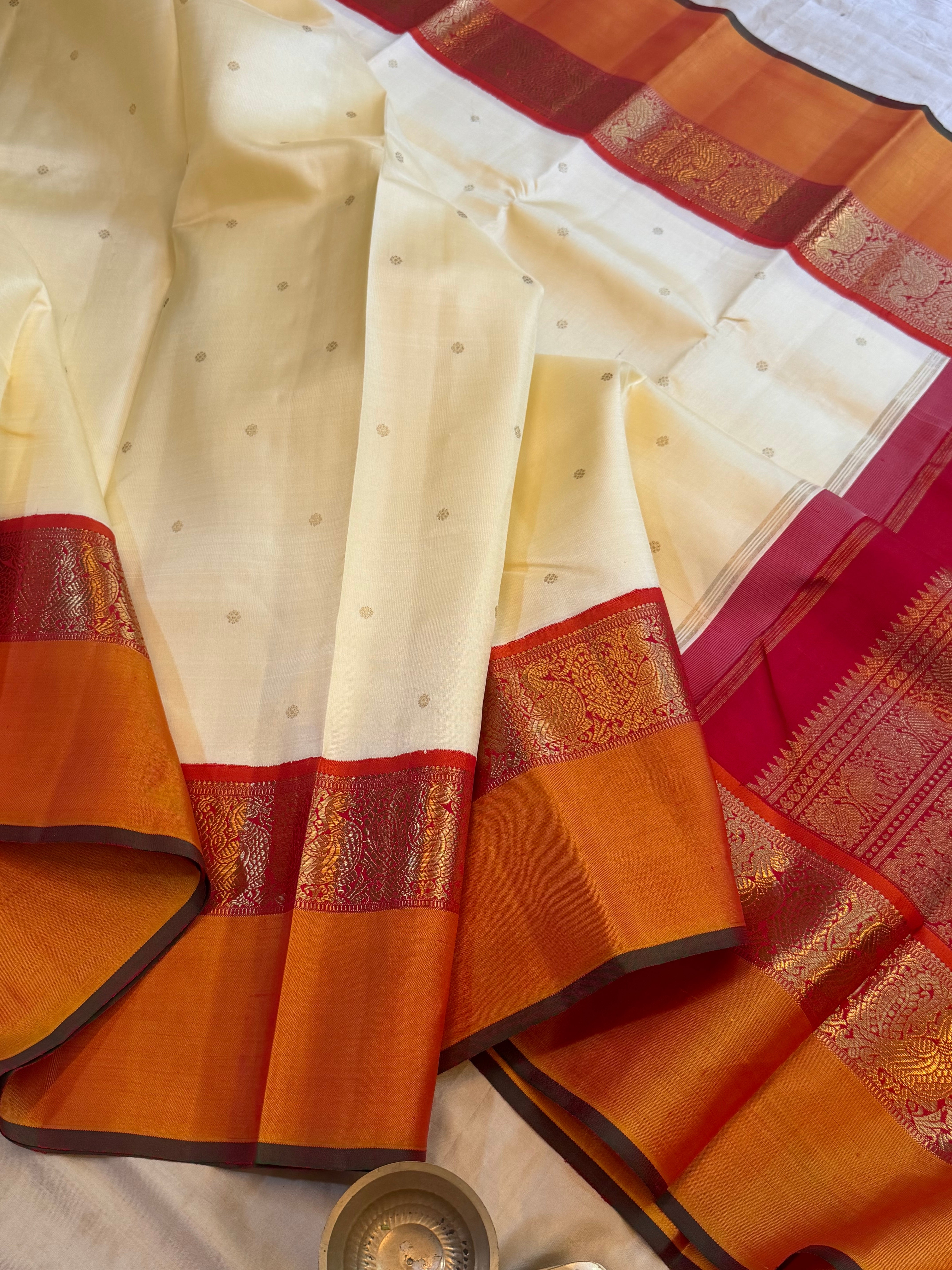 Off white Korvai kaal erangina border / Kanjipuram silk