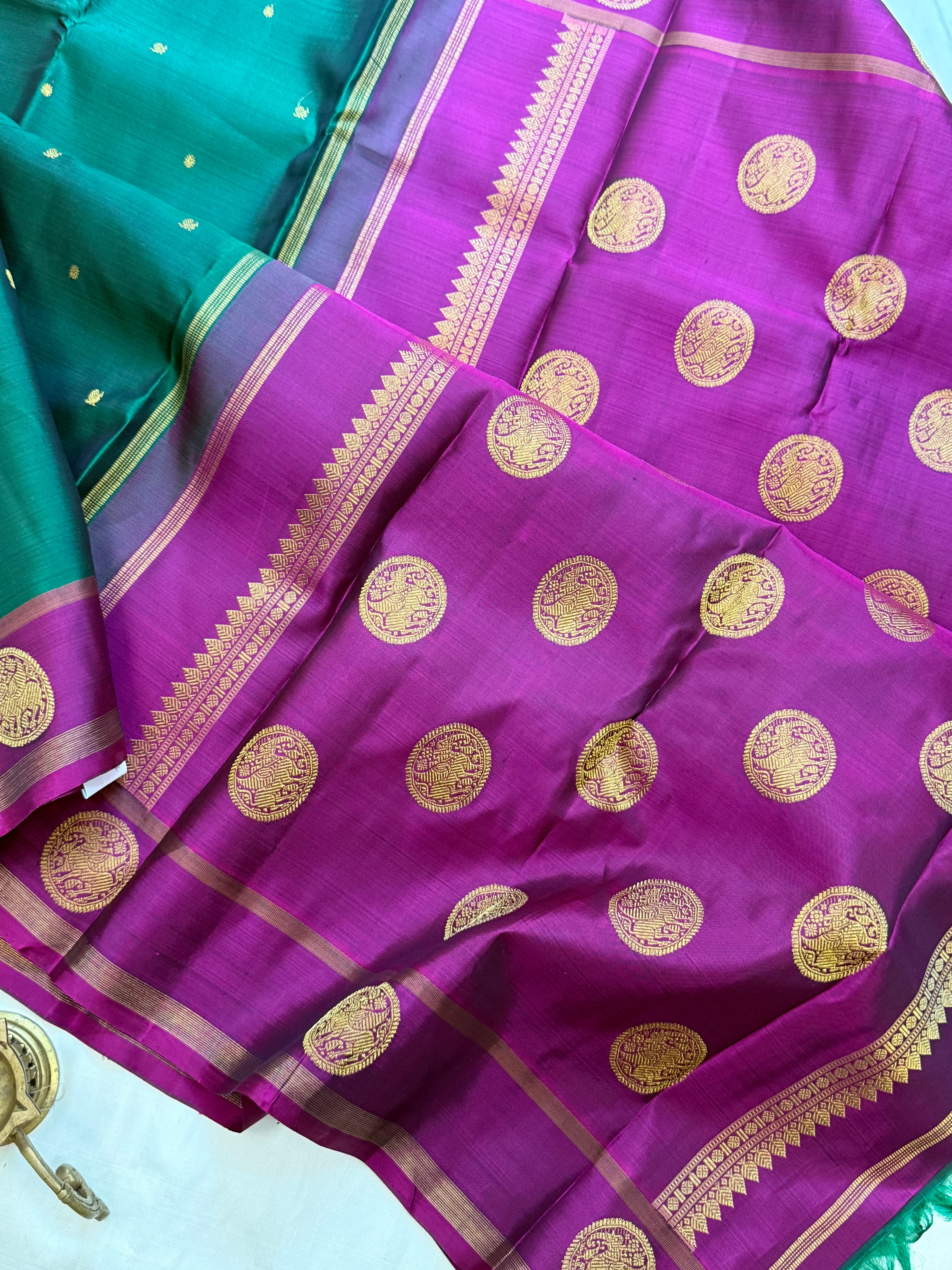 Border round yazhli / borderless kanjipuram silk