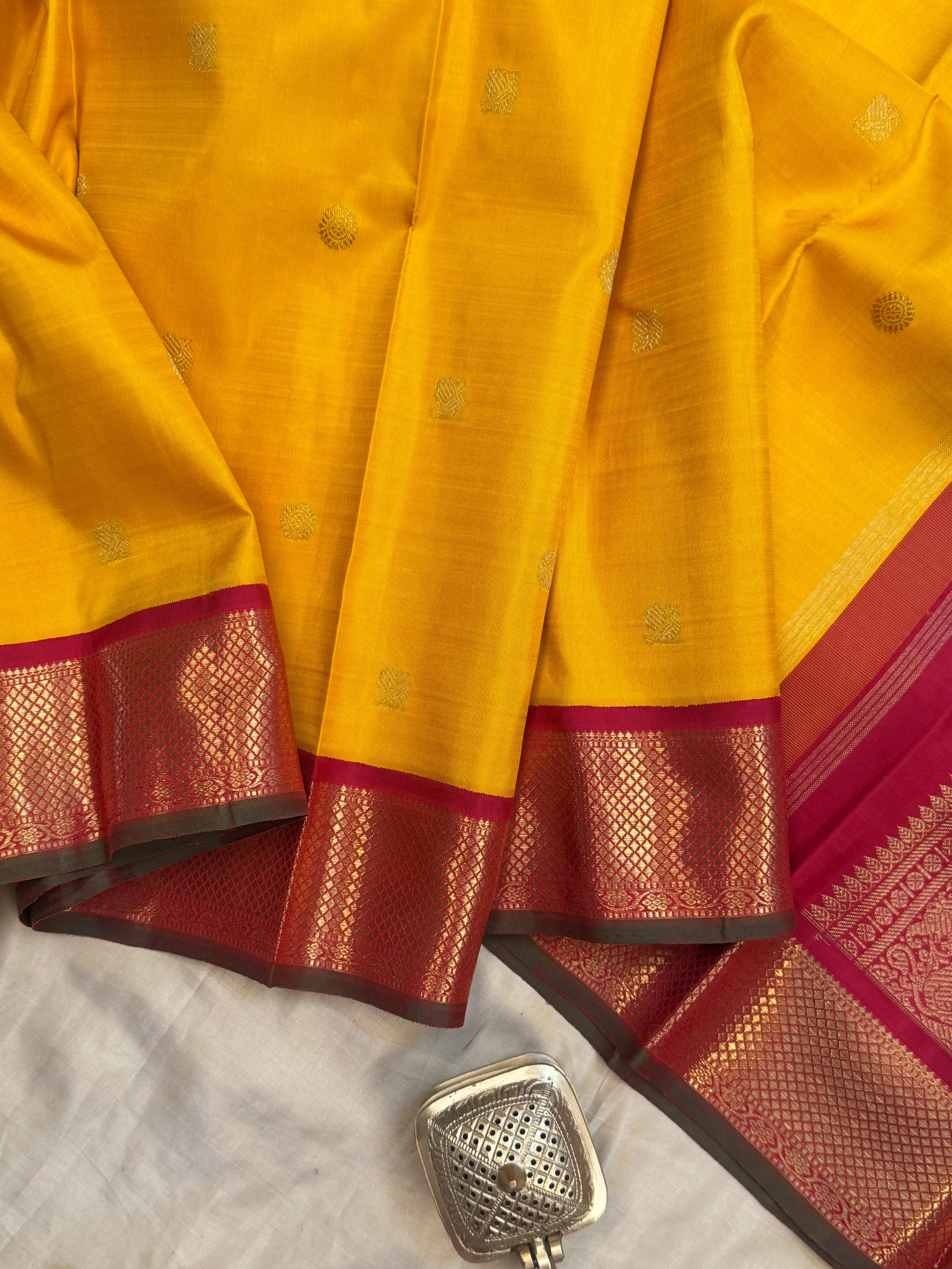 Golden manjal korvai / kanjipuram silk
