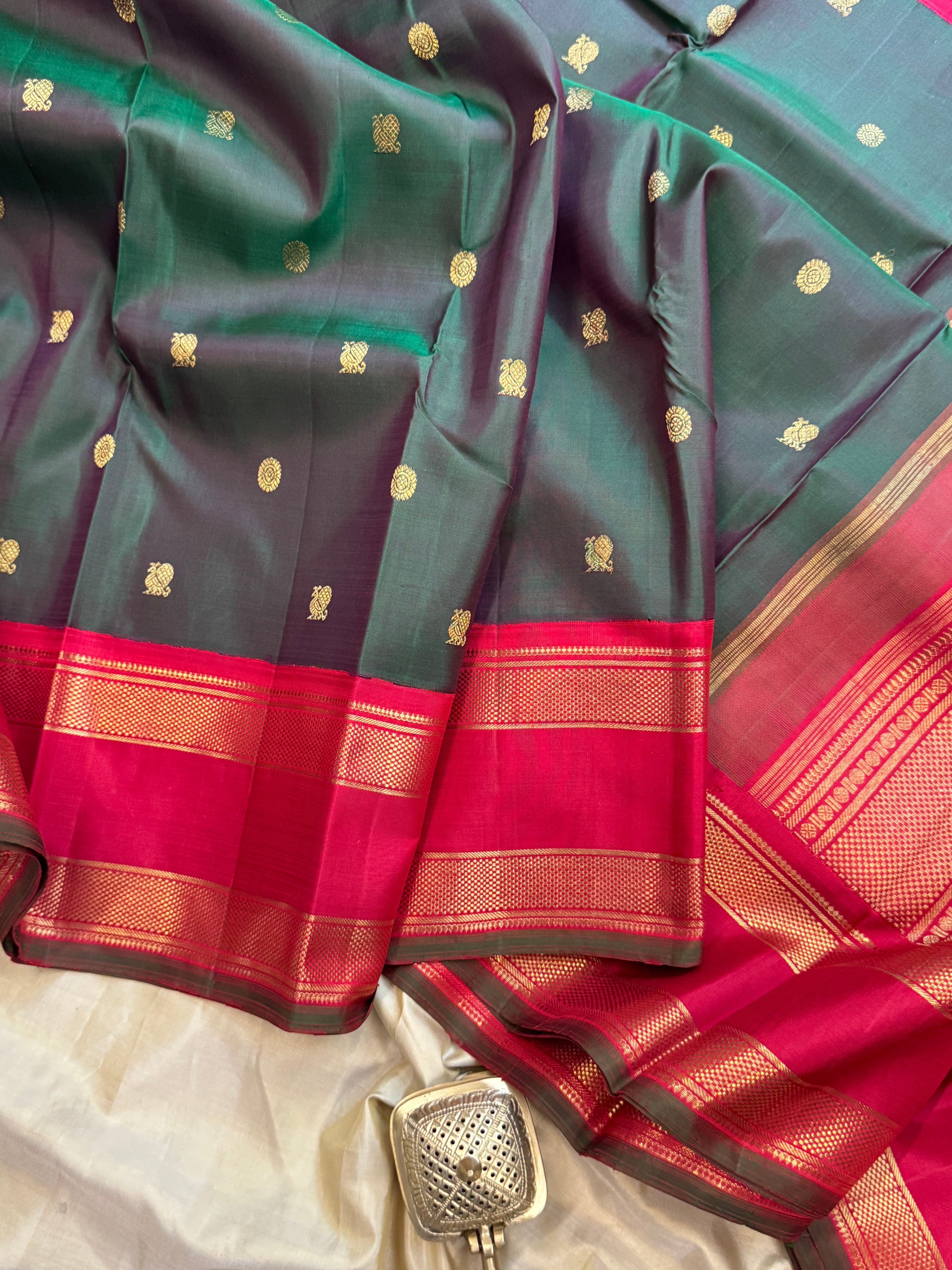 Deep manthulir korvai : kanjipuram silk