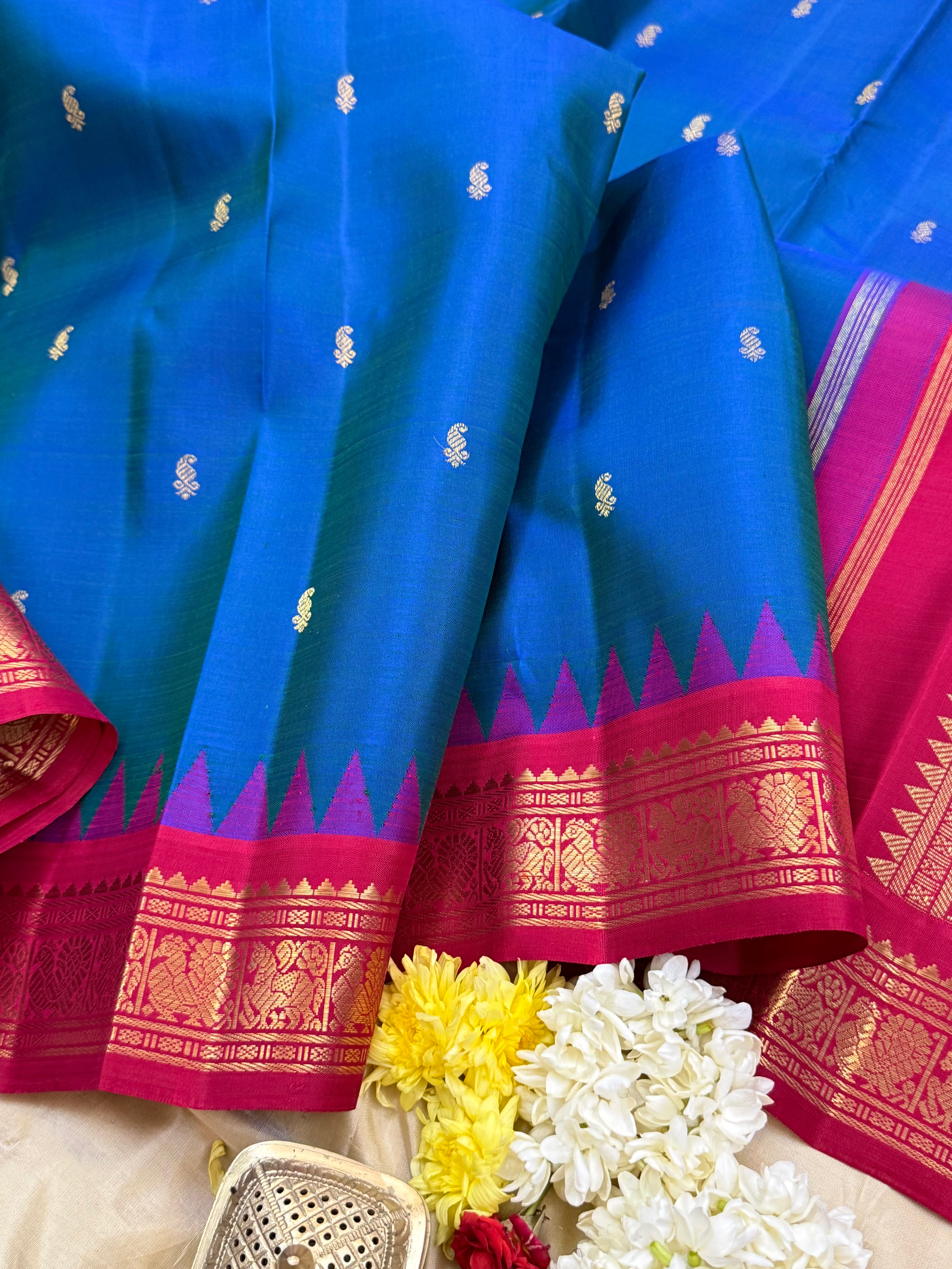 MAYILKAZHUTHU BODY WITH ARAKU TEMPLE SMALL KORVAI/ KANJIPURAM SILK CLSA10559