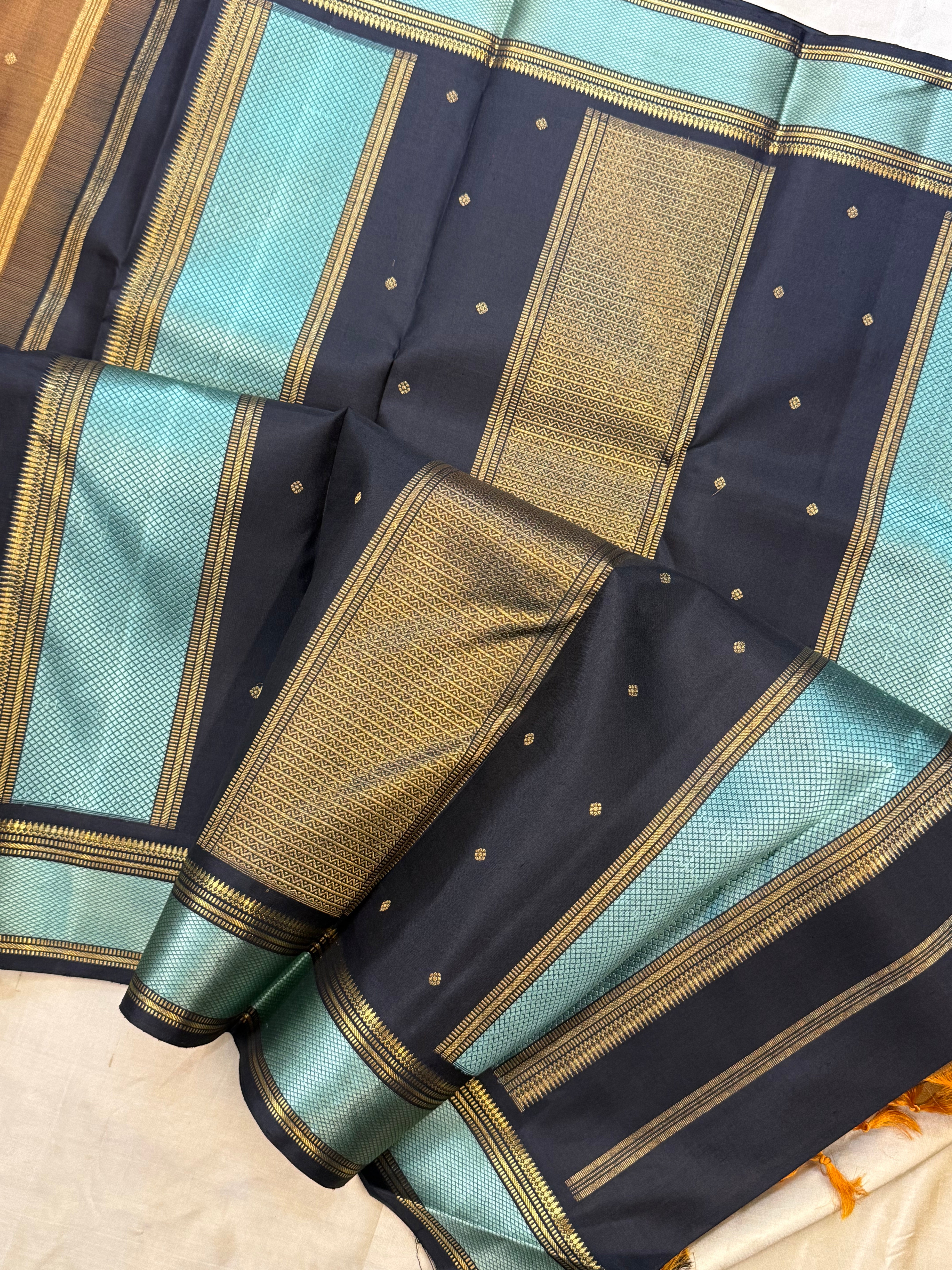Brown unique thread and zari pallu / Kanjipuram silk CL8202