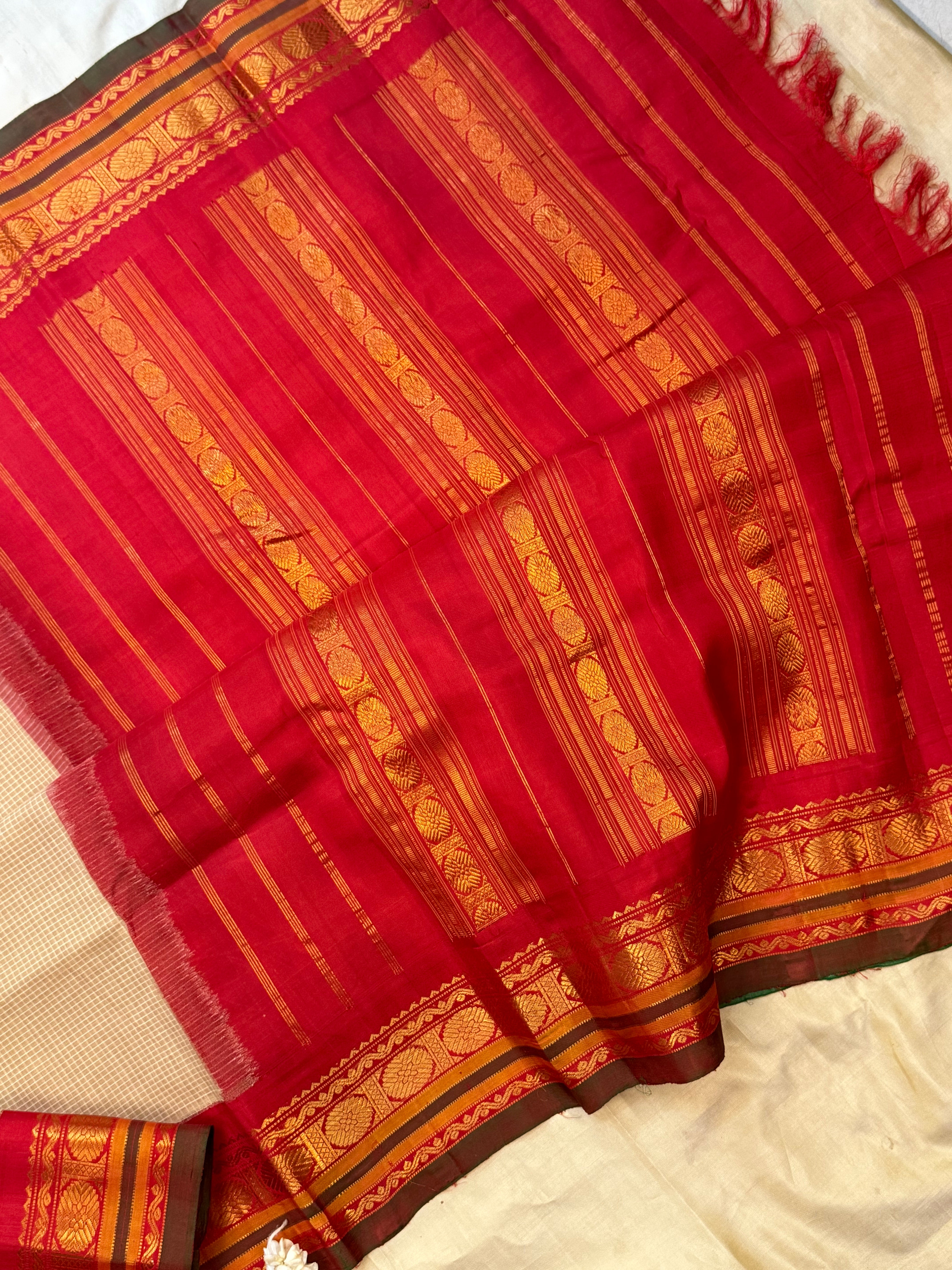 Creame and red korvai / Gadwal cotton (No Blouse)