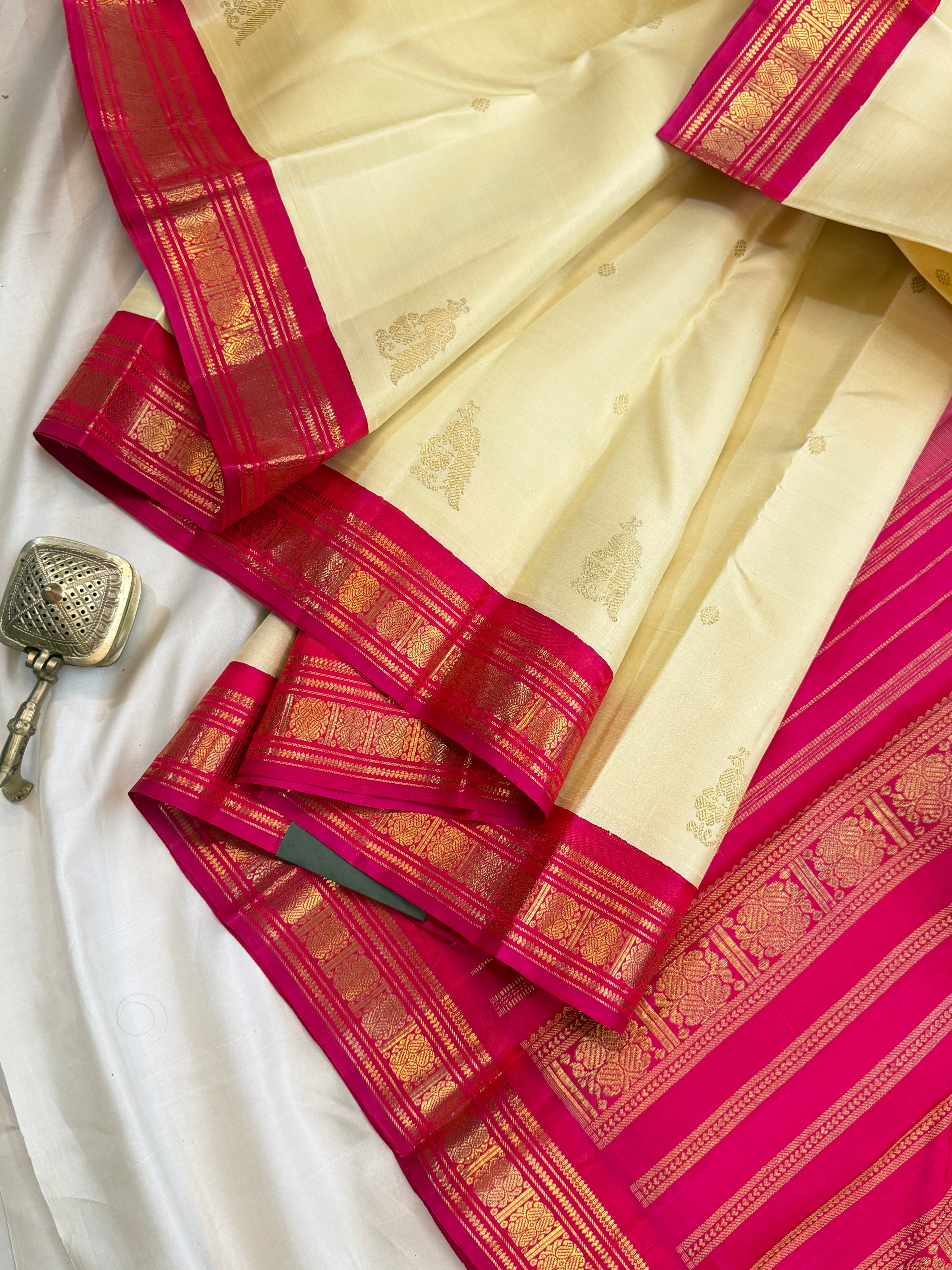 Malligai : off white Korvai beetu Butta pure Zari Kanjipuram silk