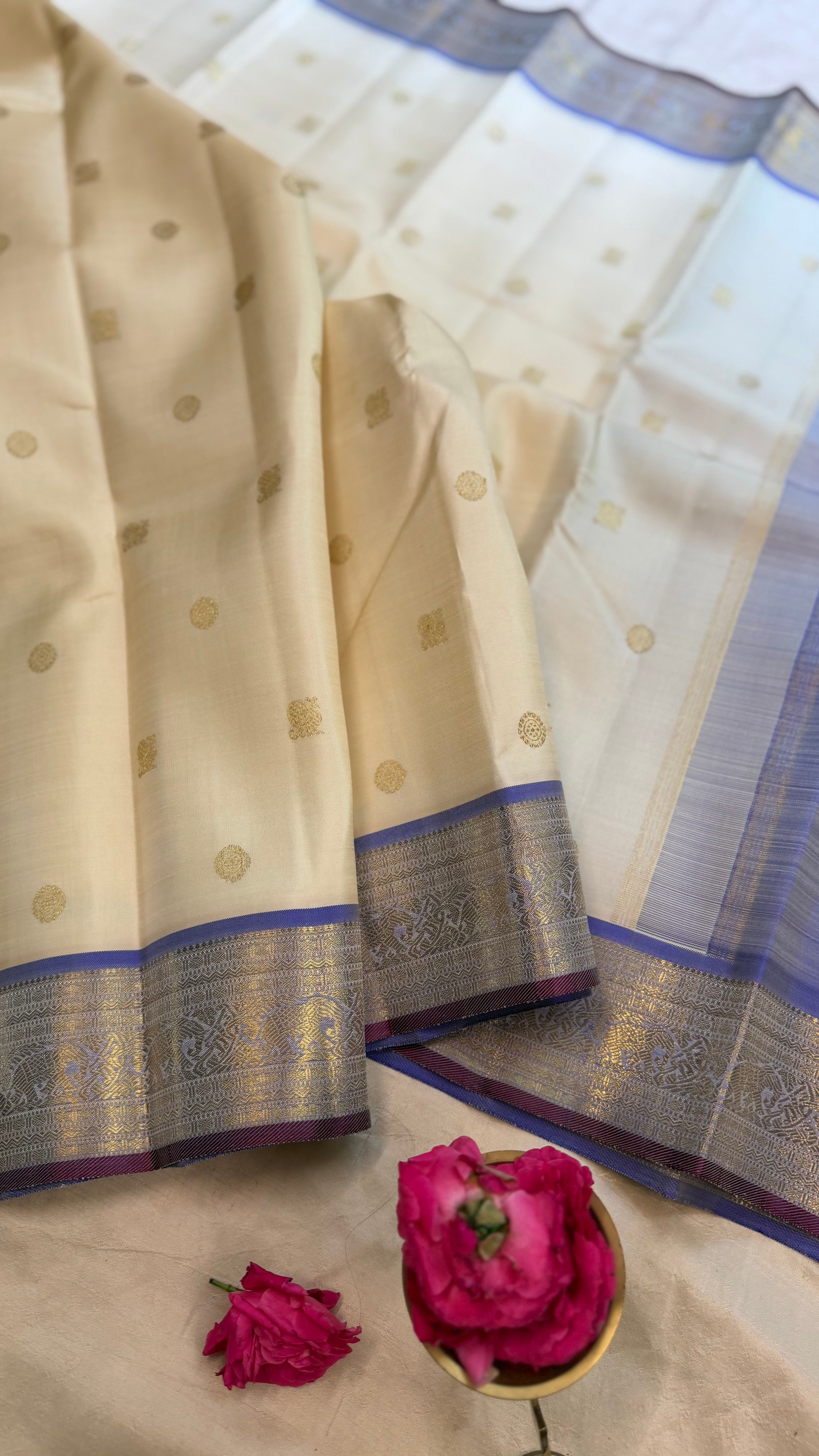 Venpattu series lavender border/ Kanjipuram sarees