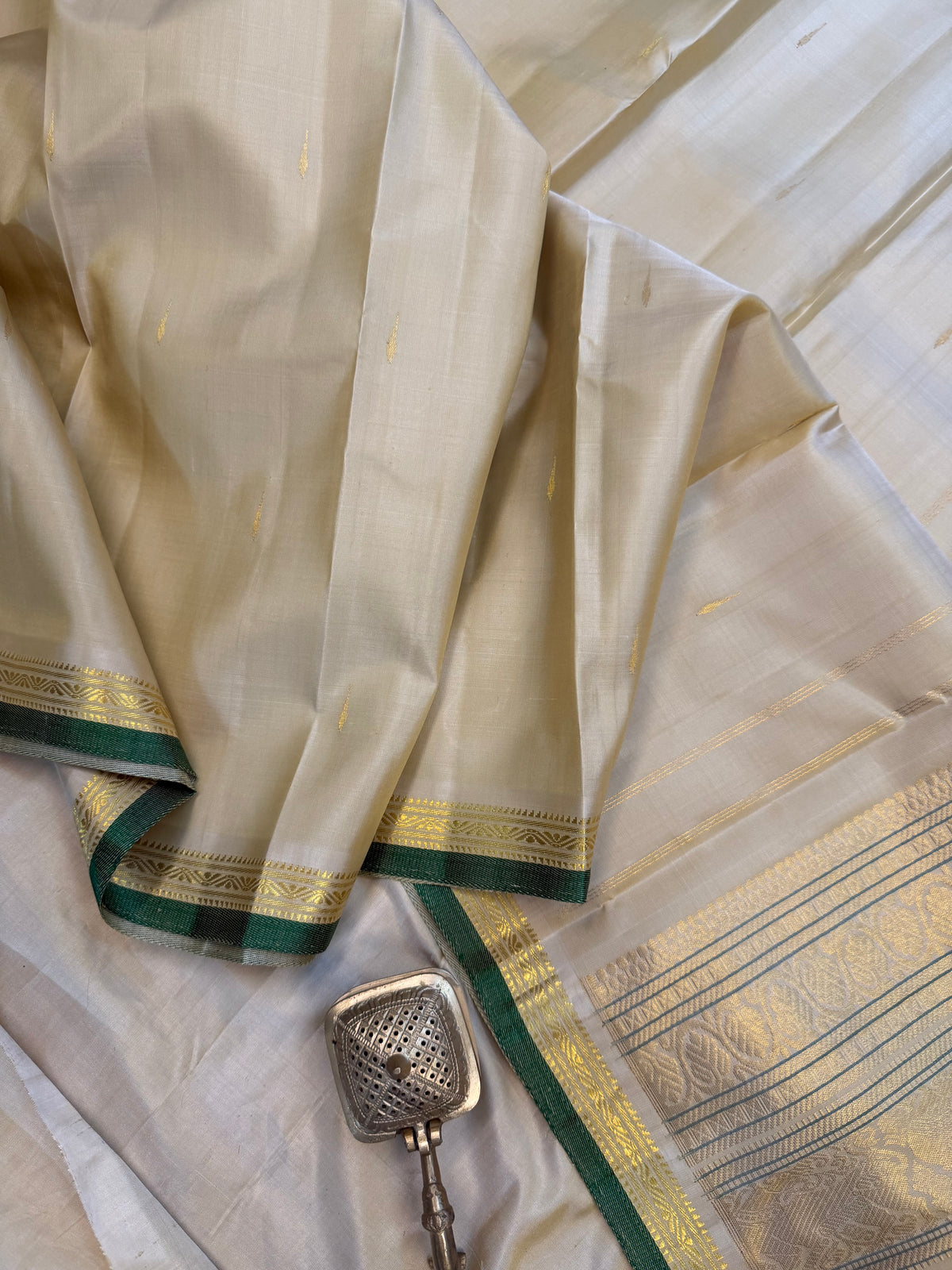 Off white Aarani pure silk saree/ clsa 12073