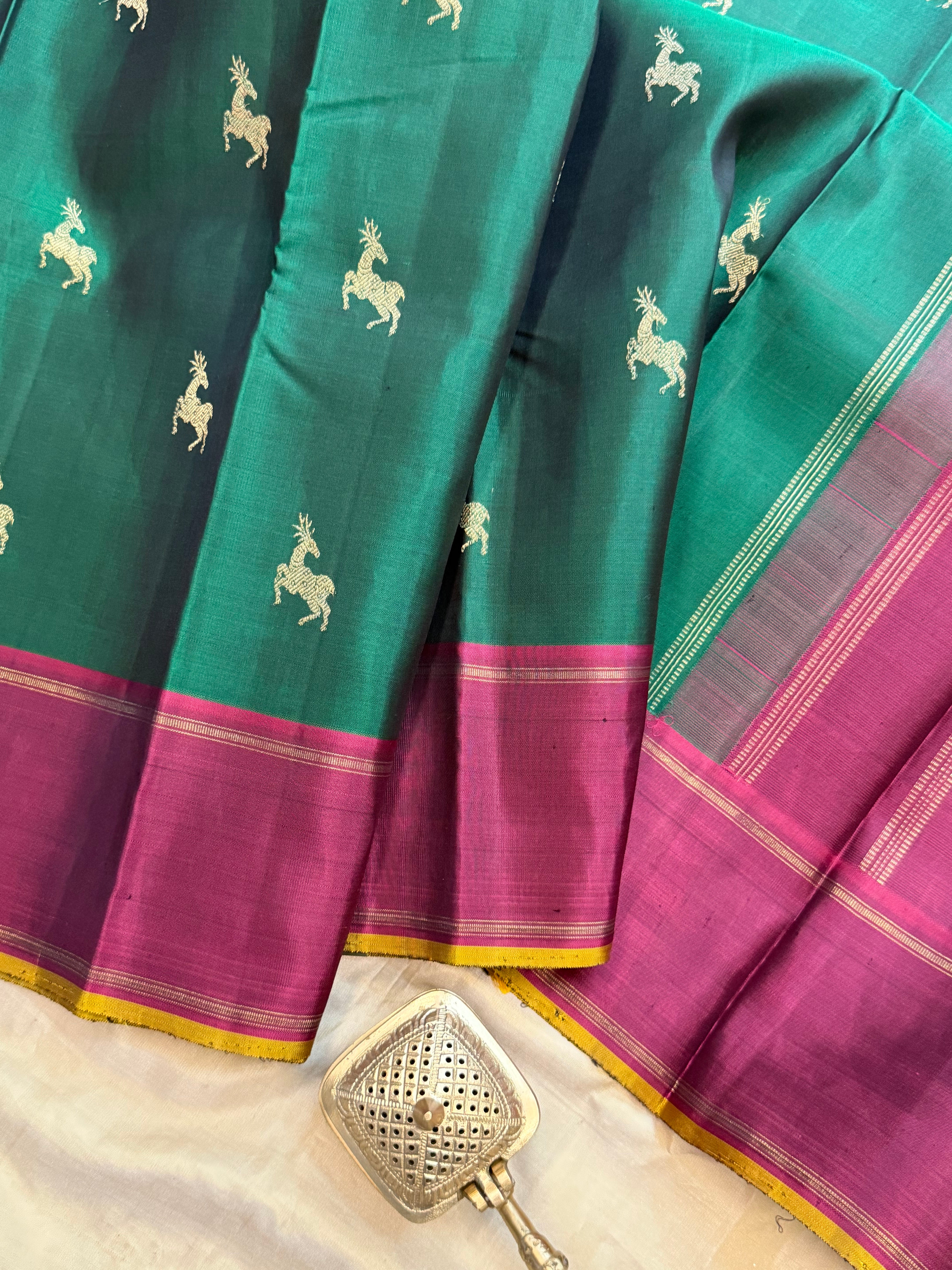 Permam : Green maan Butta   / Kanjipuram silk CL4347