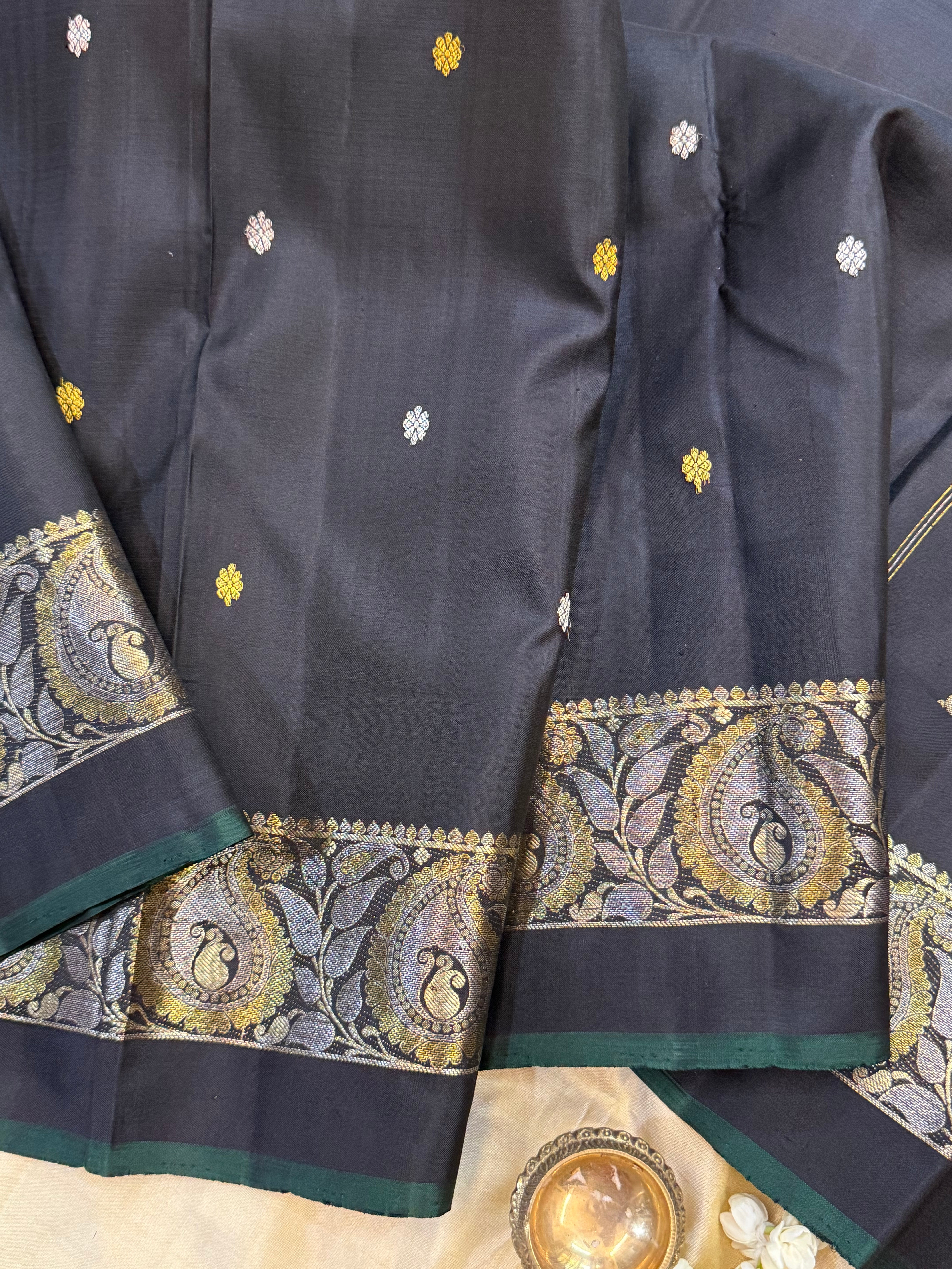 Black manga border / Arani silk