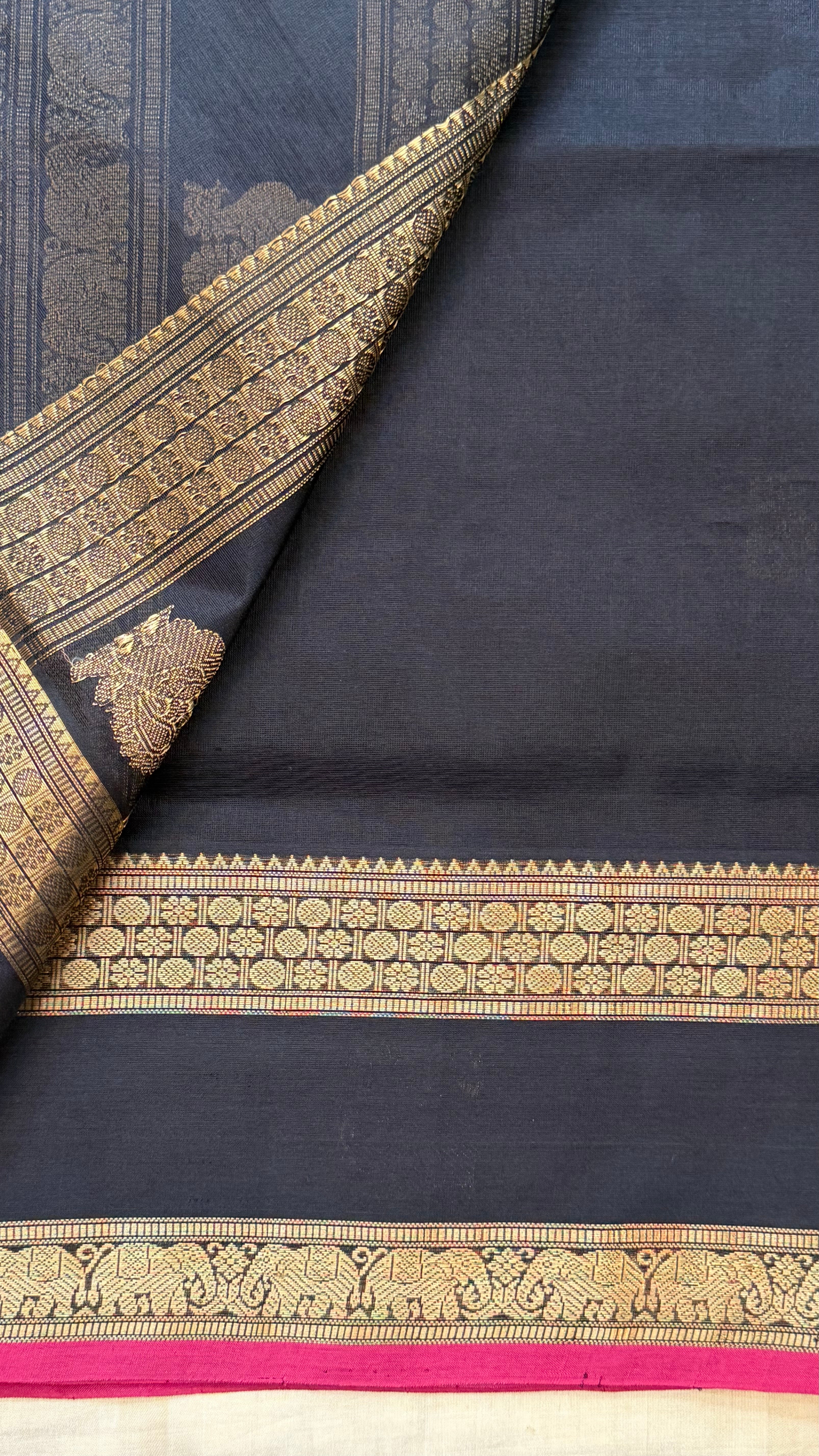 Black pettu Butta  silk cotton.