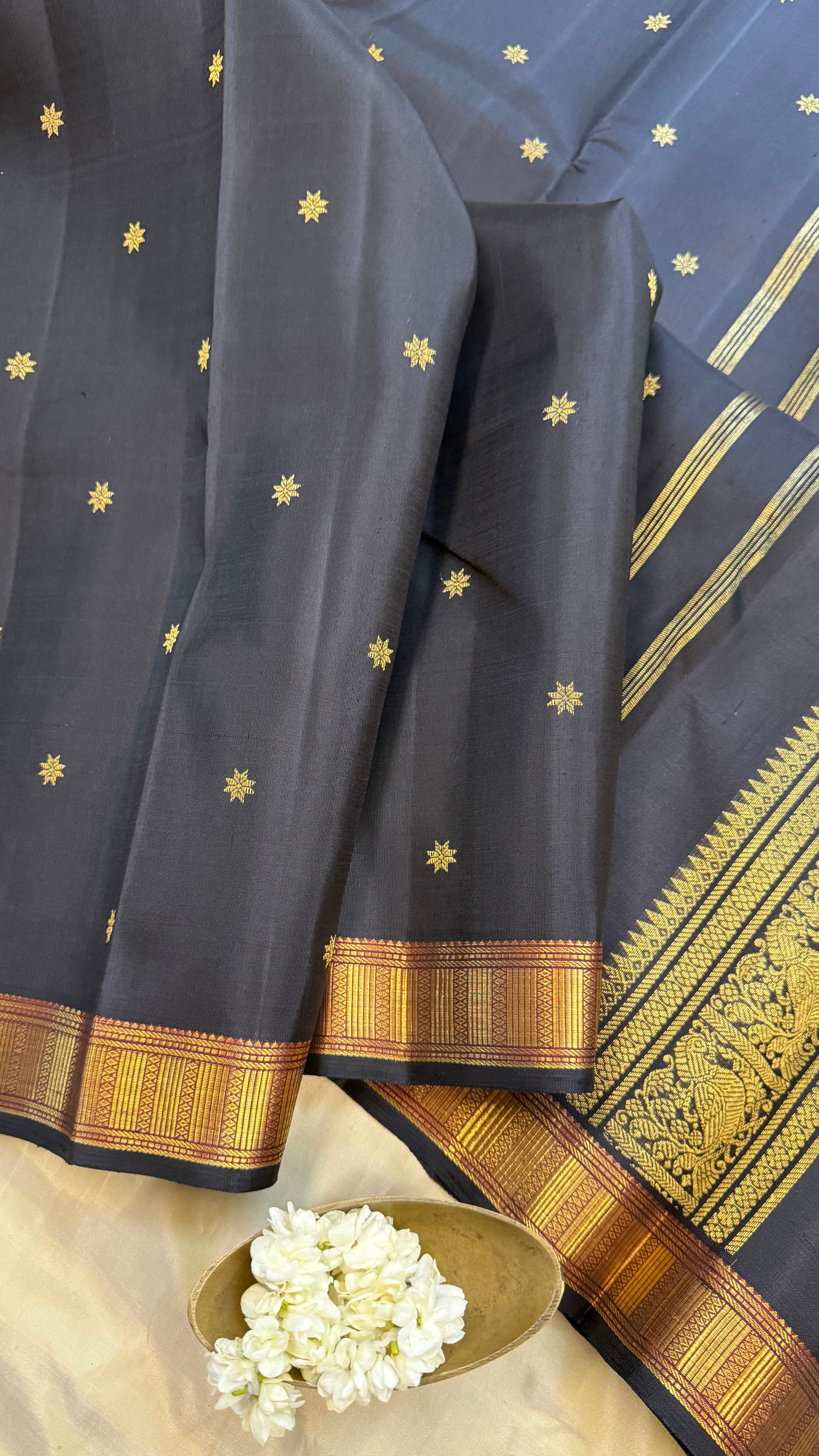 Black Kamalam Butta  / Kanjipuram silk saree