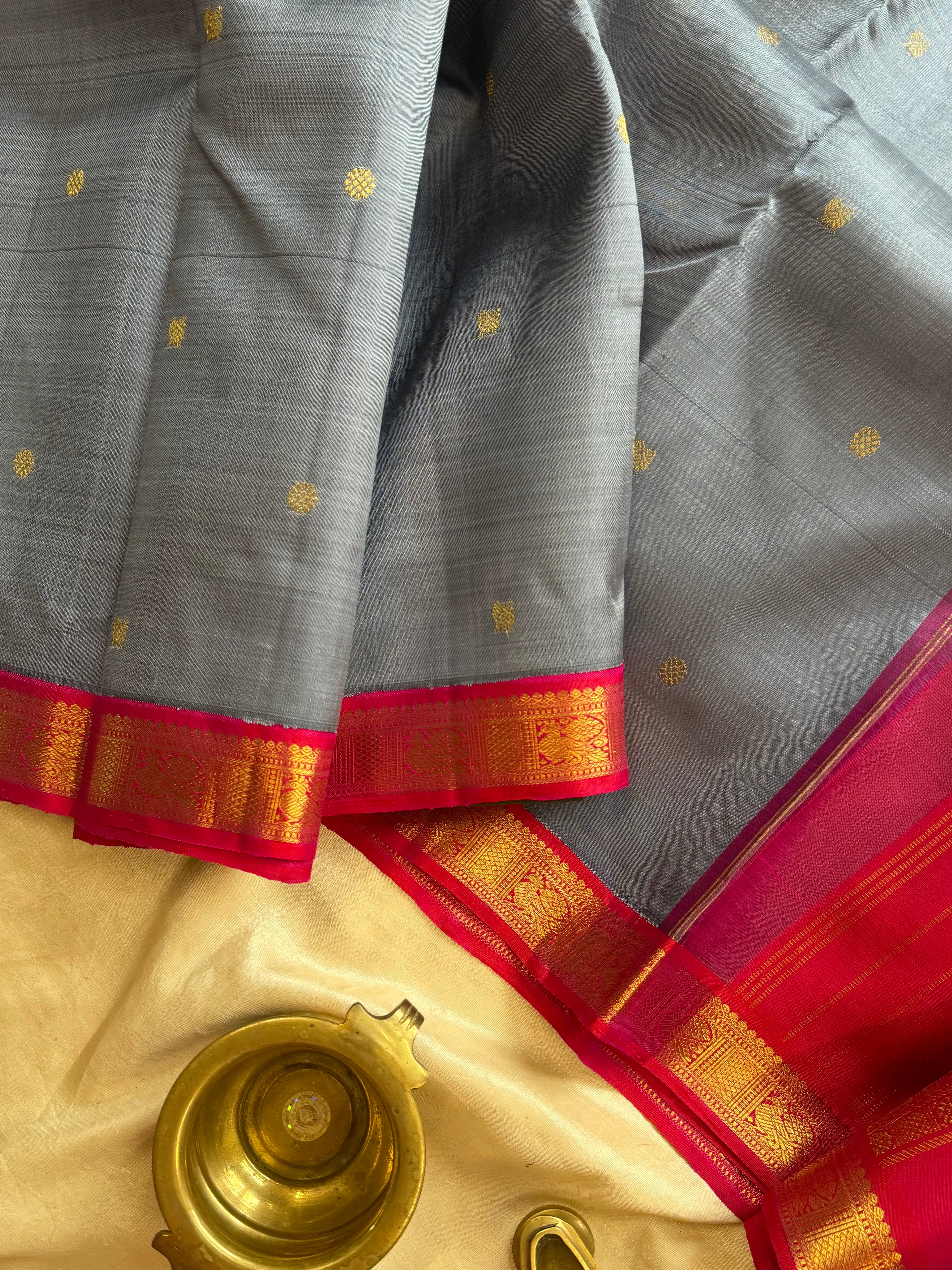 Grey Kai Korvai small border  Kanjipuram silk