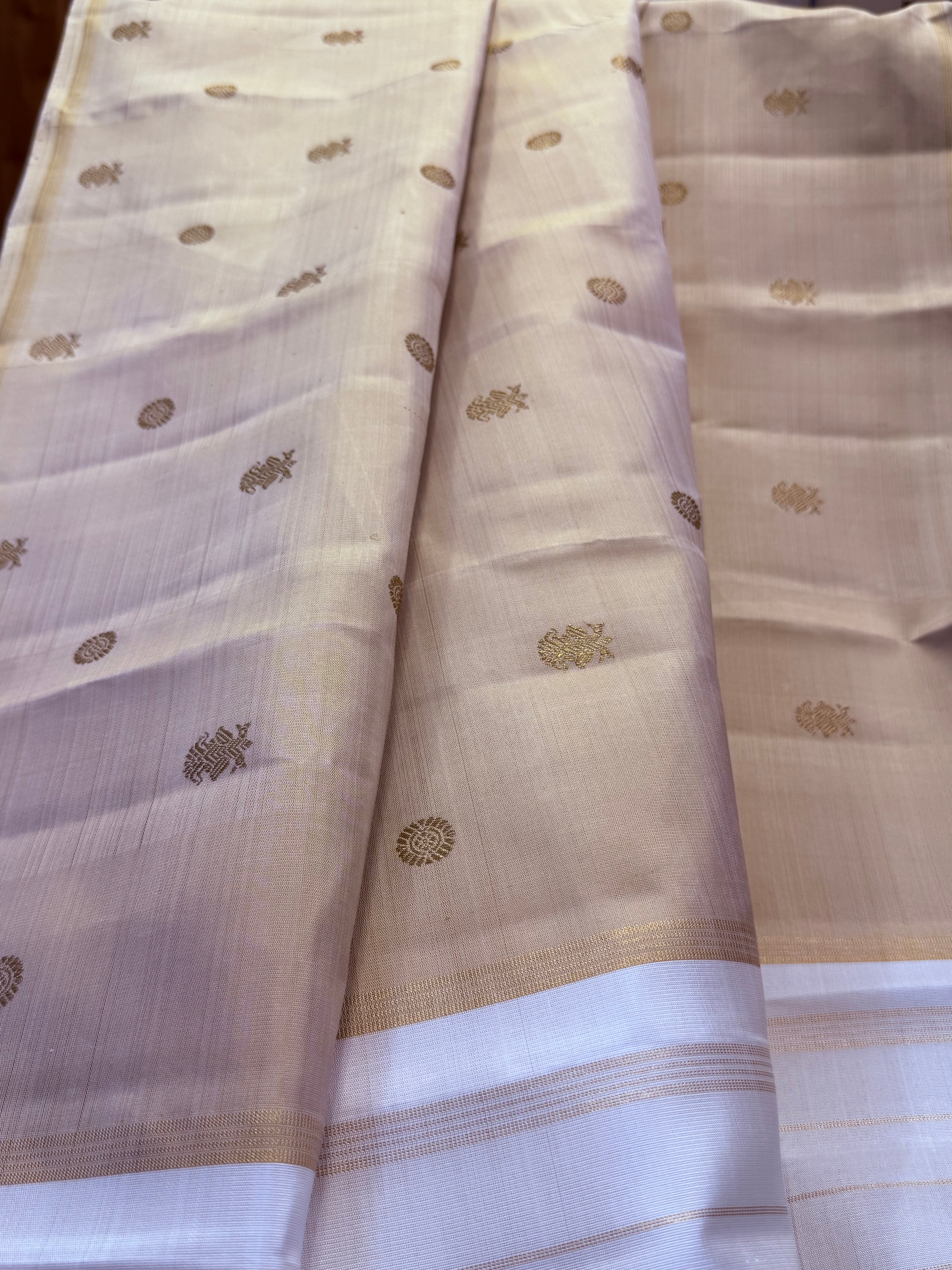Offwhite Iruthalaipakshi and chakram butta unique pallu/ Kanjipuram silk CL10137