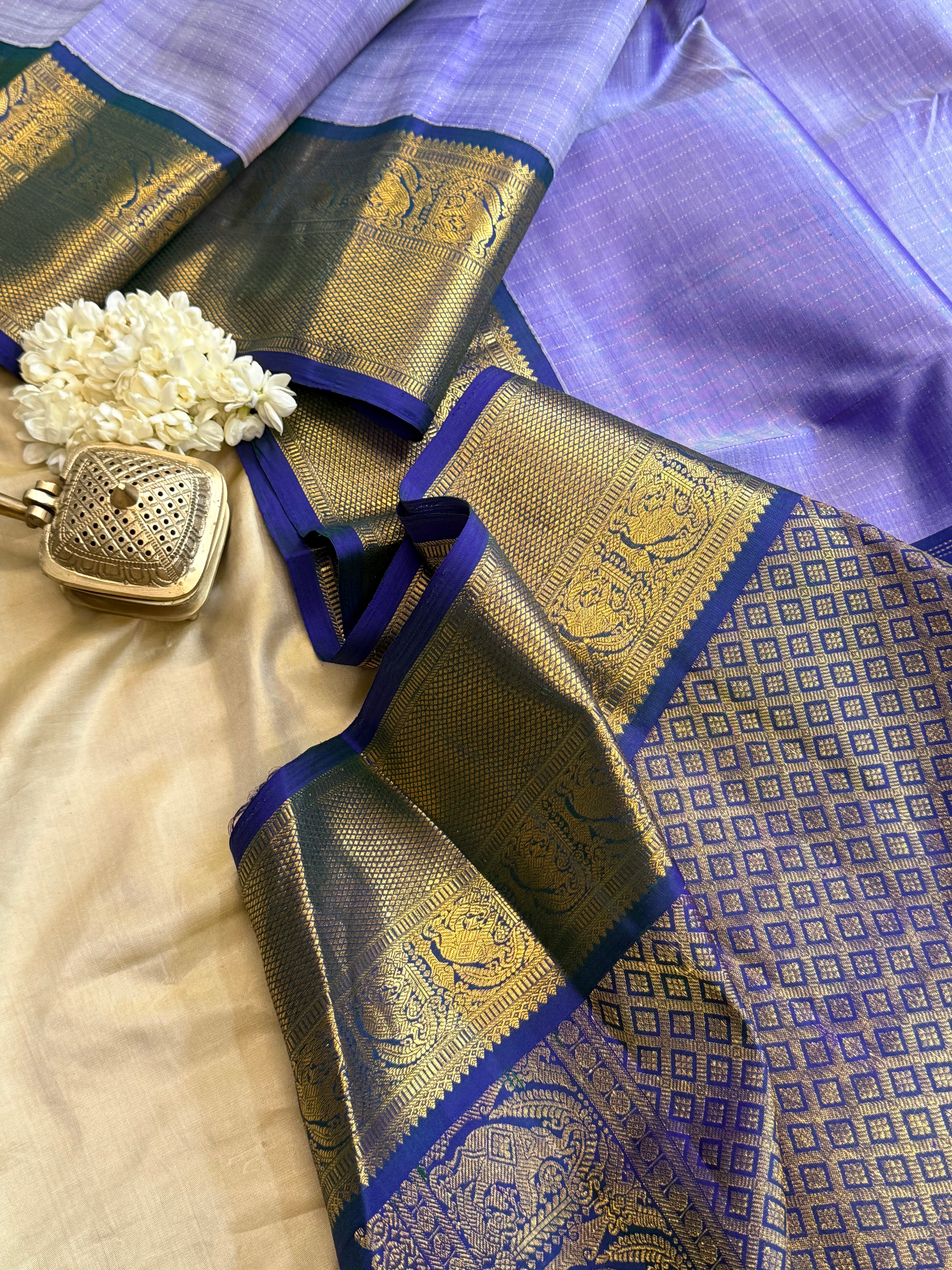 Lavender zari stripes and mayilkazhuthu blue border / Arani silk CL10110