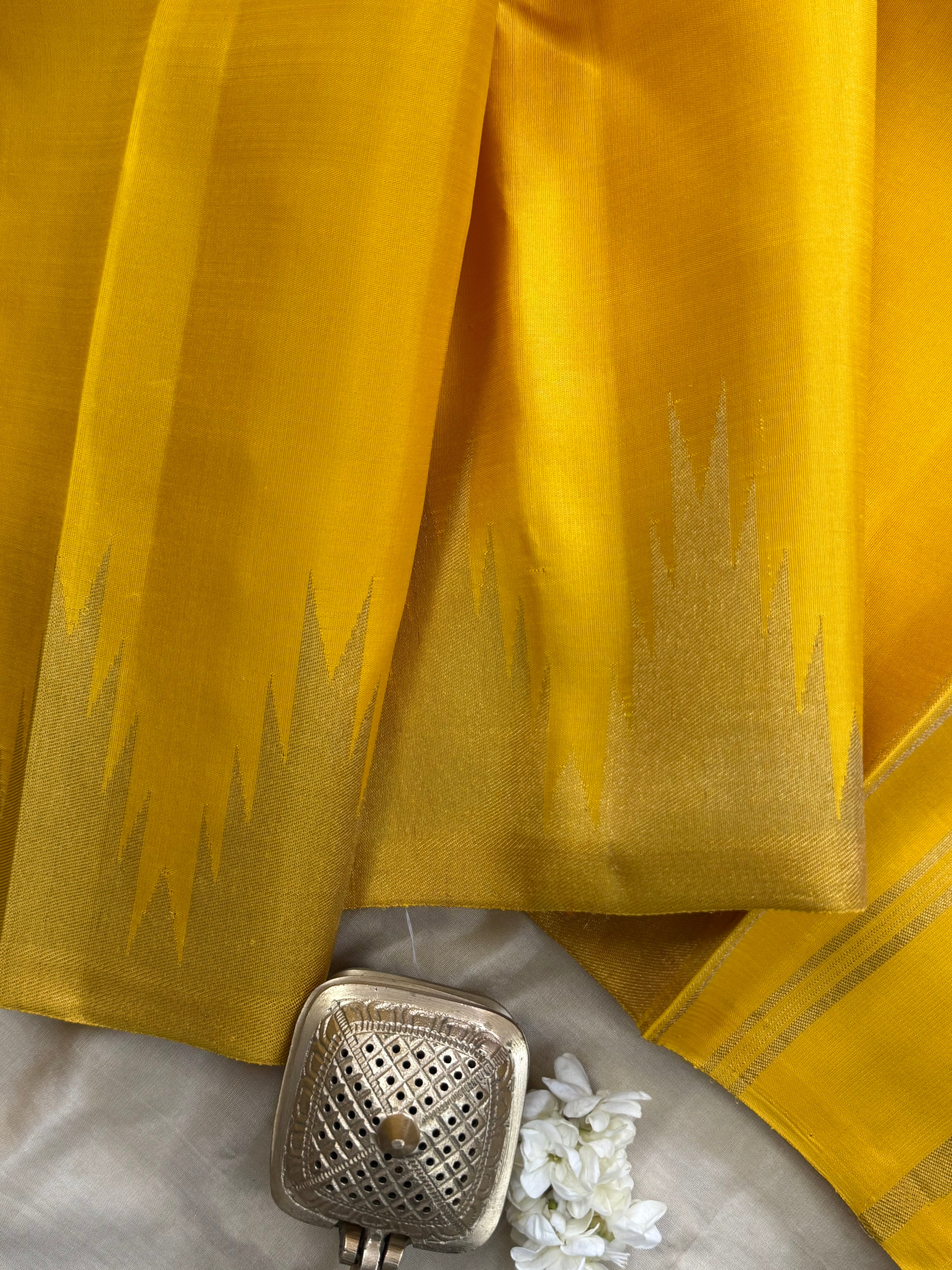 Golden yellow 8 kol temple border / Kanjipuram silk CLSA6306
