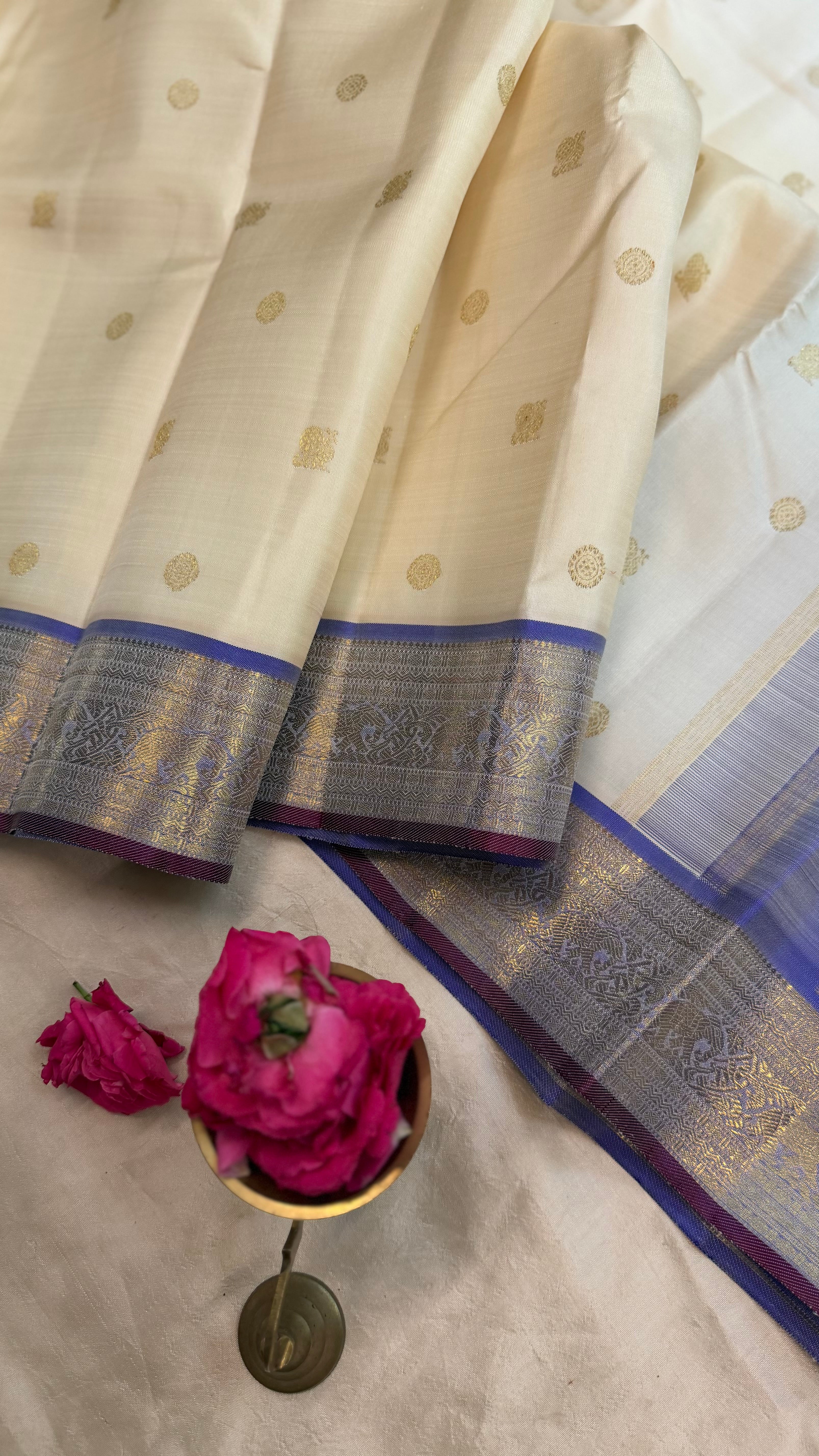 Venpattu series lavender border/ Kanjipuram sarees