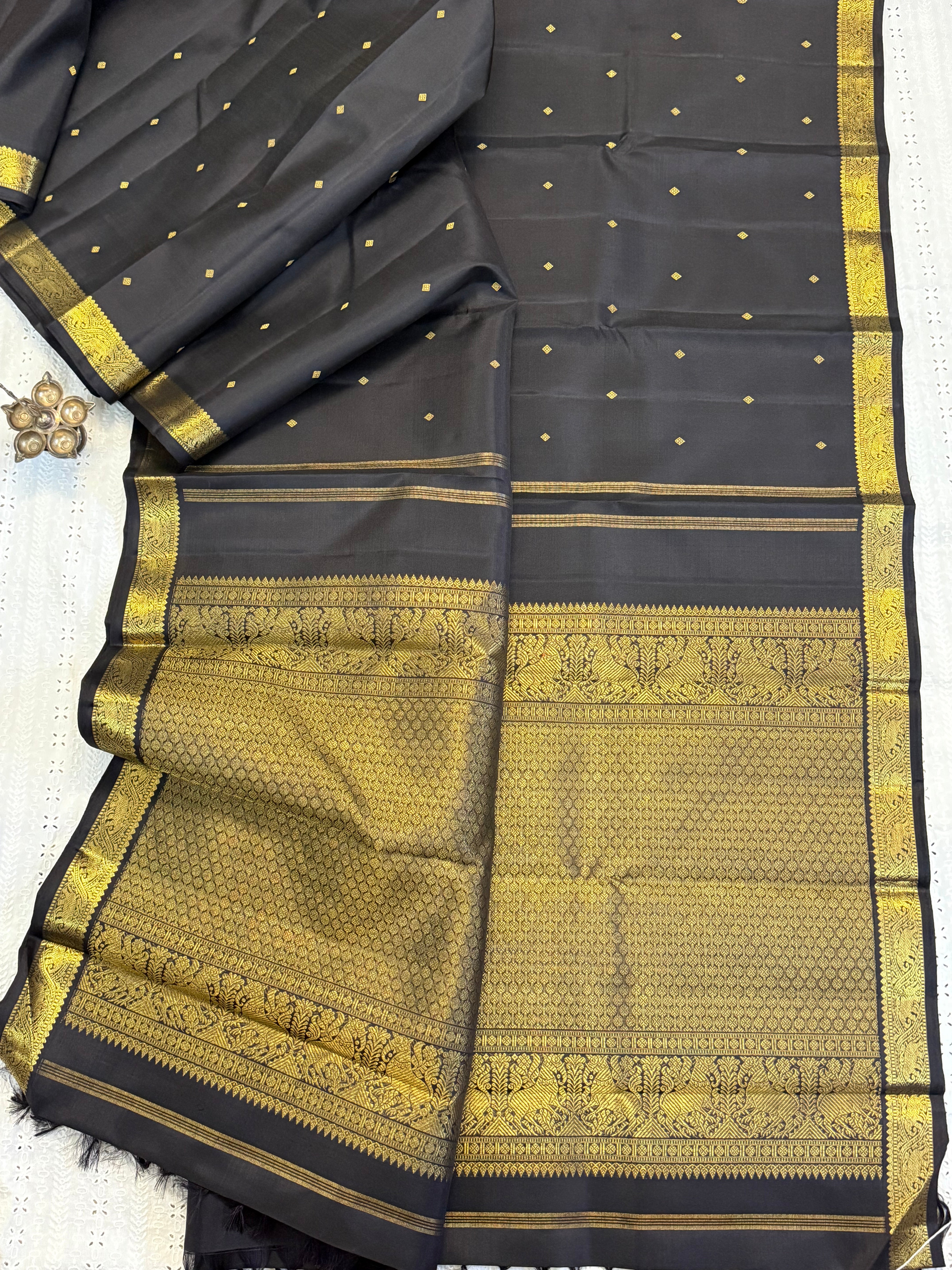 Black small border  / Kanjipuram silk