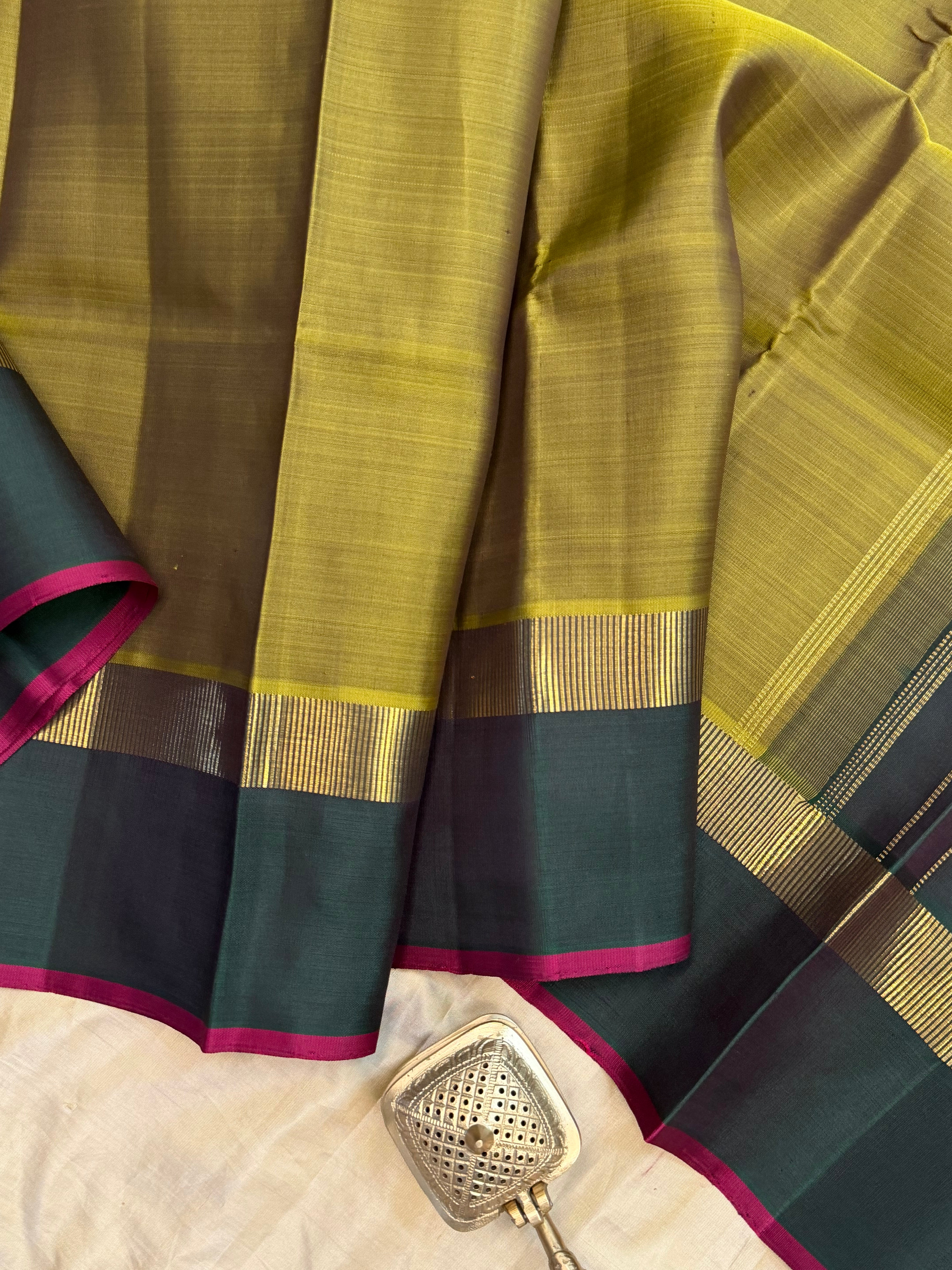 Permam : Mehandi green kaal erangina border / Kanjipuram silk CL7053