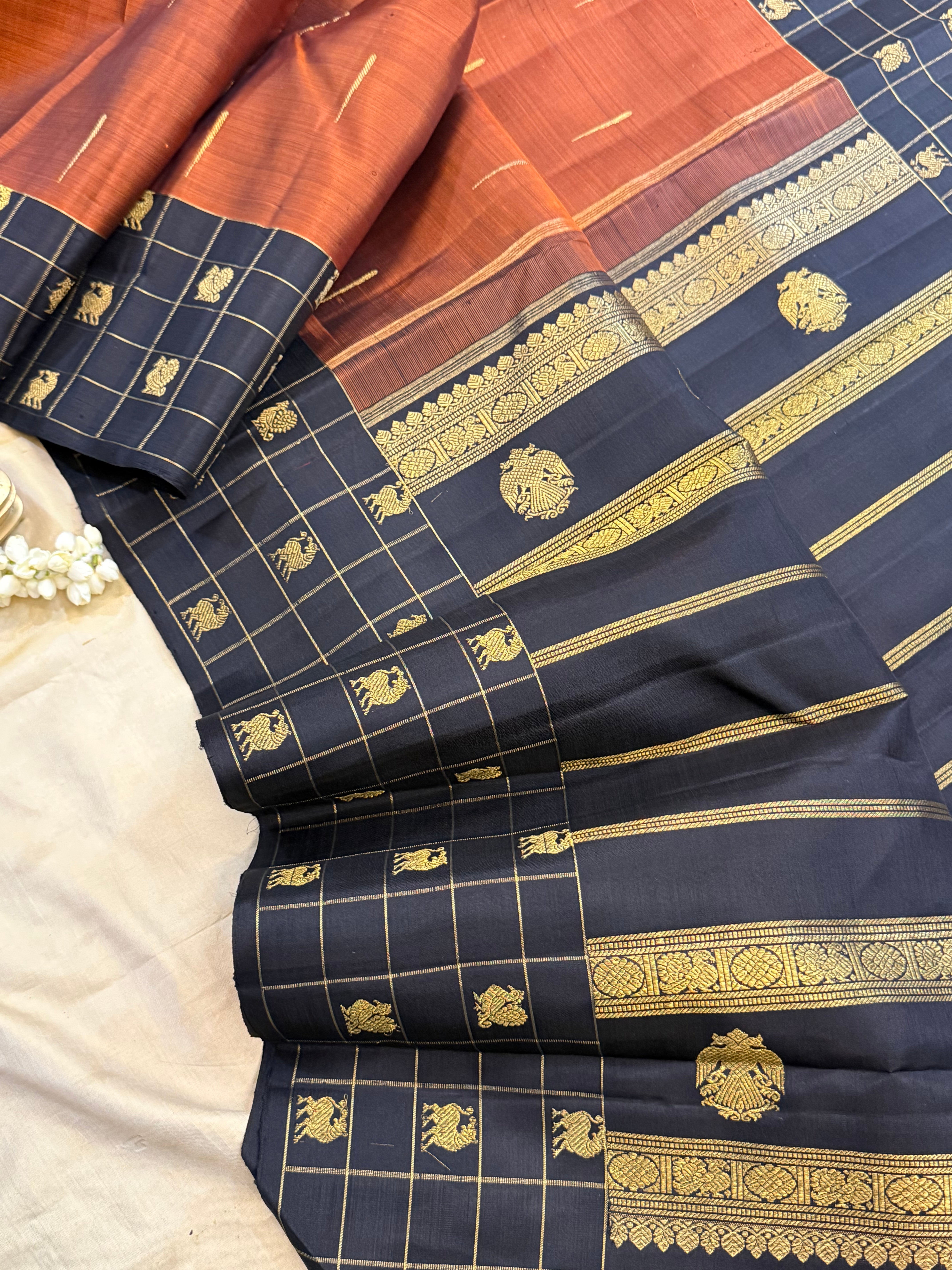 Rust malli moggu and black kattam border butta / Kanjipuram silk CL9998