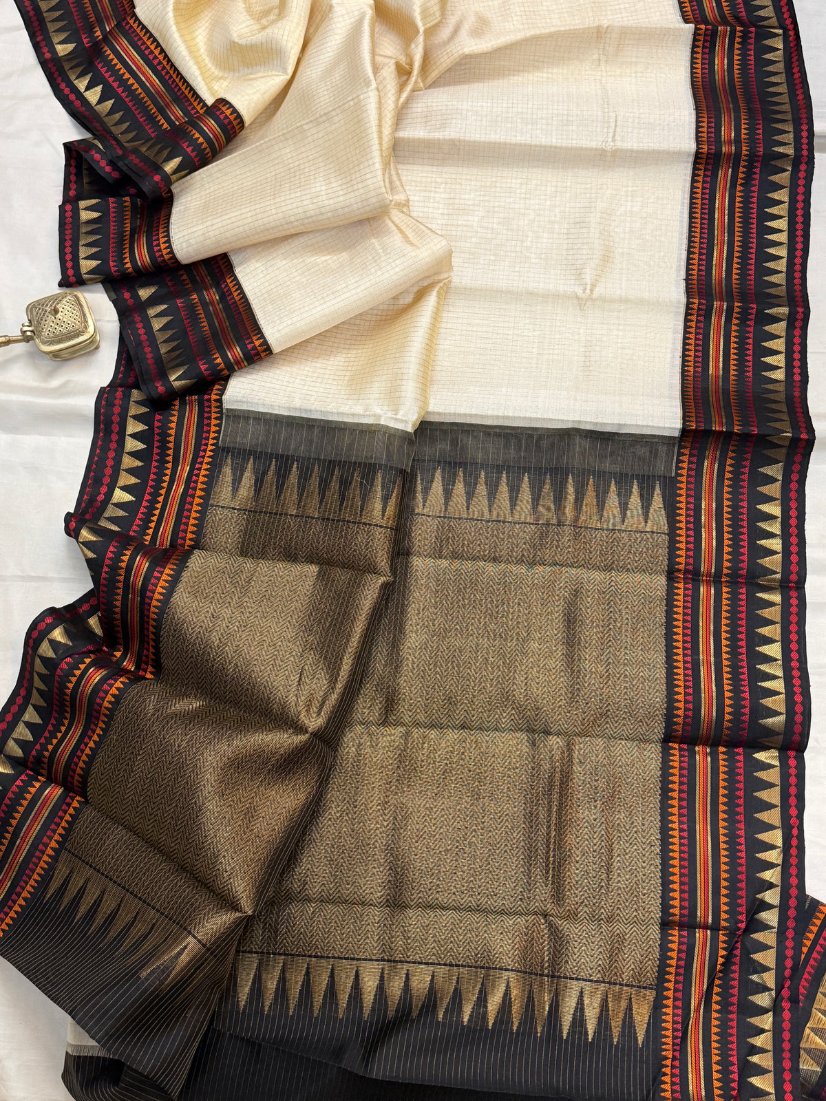 Gadwal silk Cream kattam black Korvai clsa 4093
