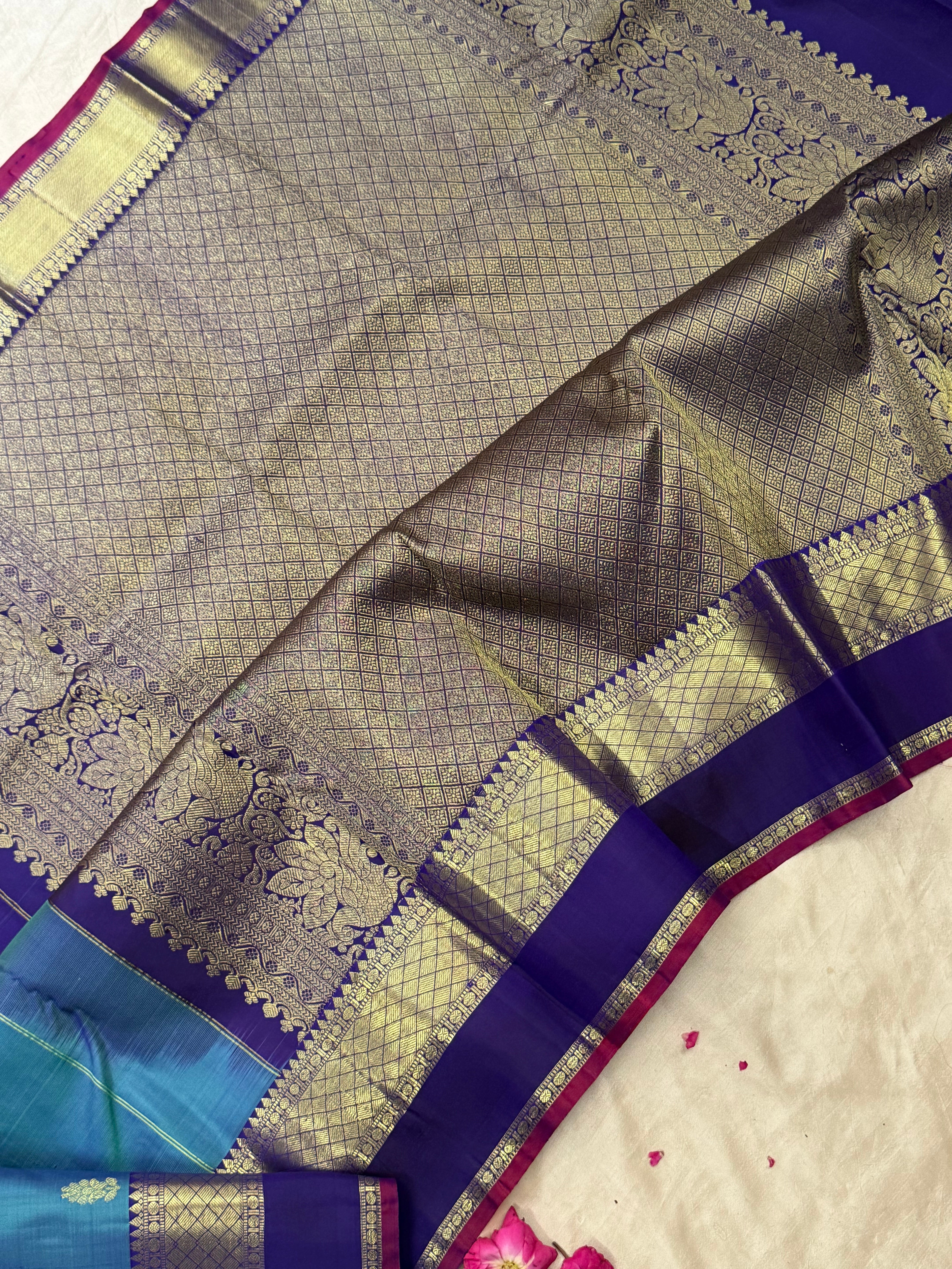 Blue shot green kaal erangina border / Arani silk