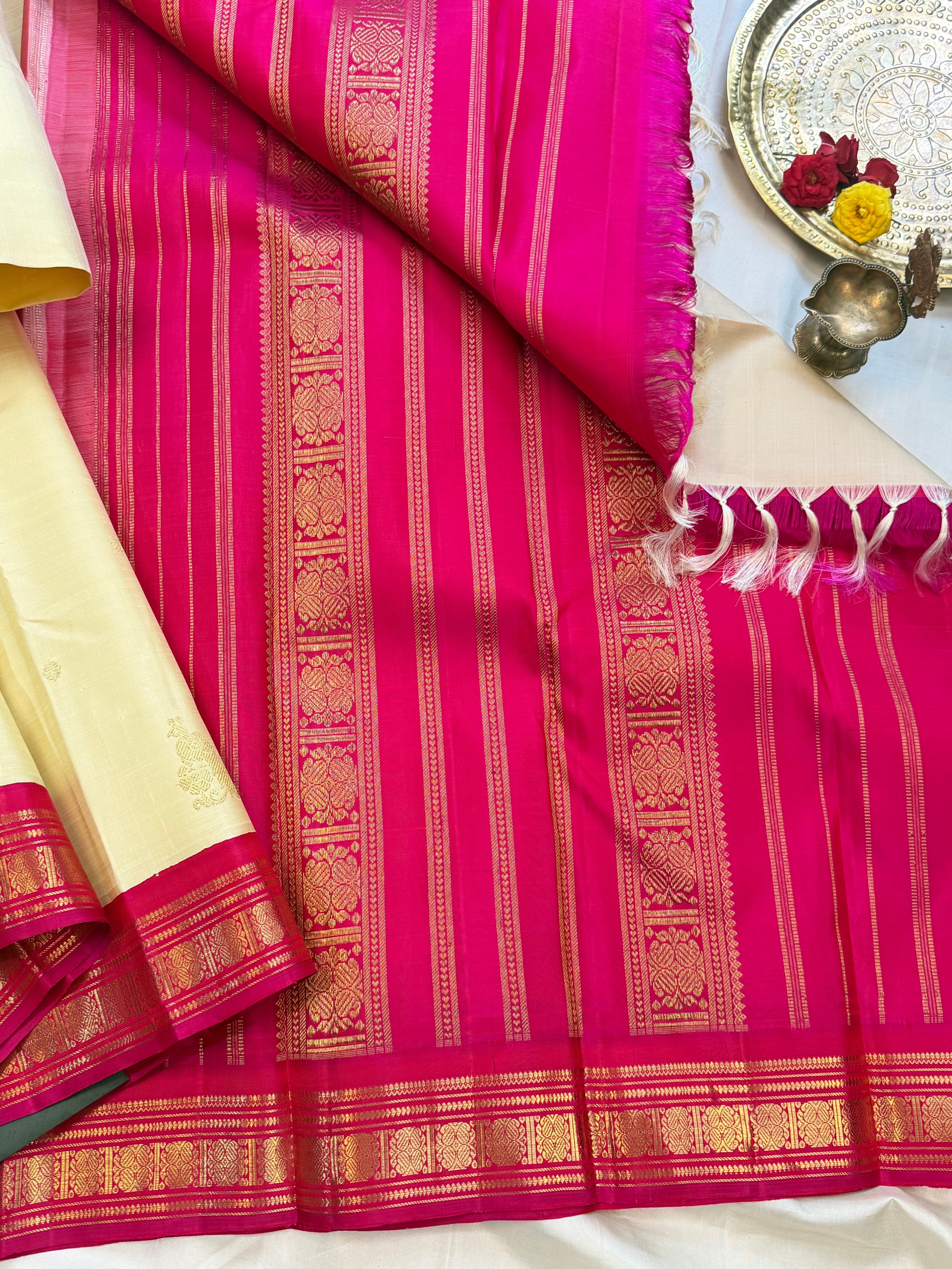 Malligai : off white Korvai beetu Butta pure Zari Kanjipuram silk