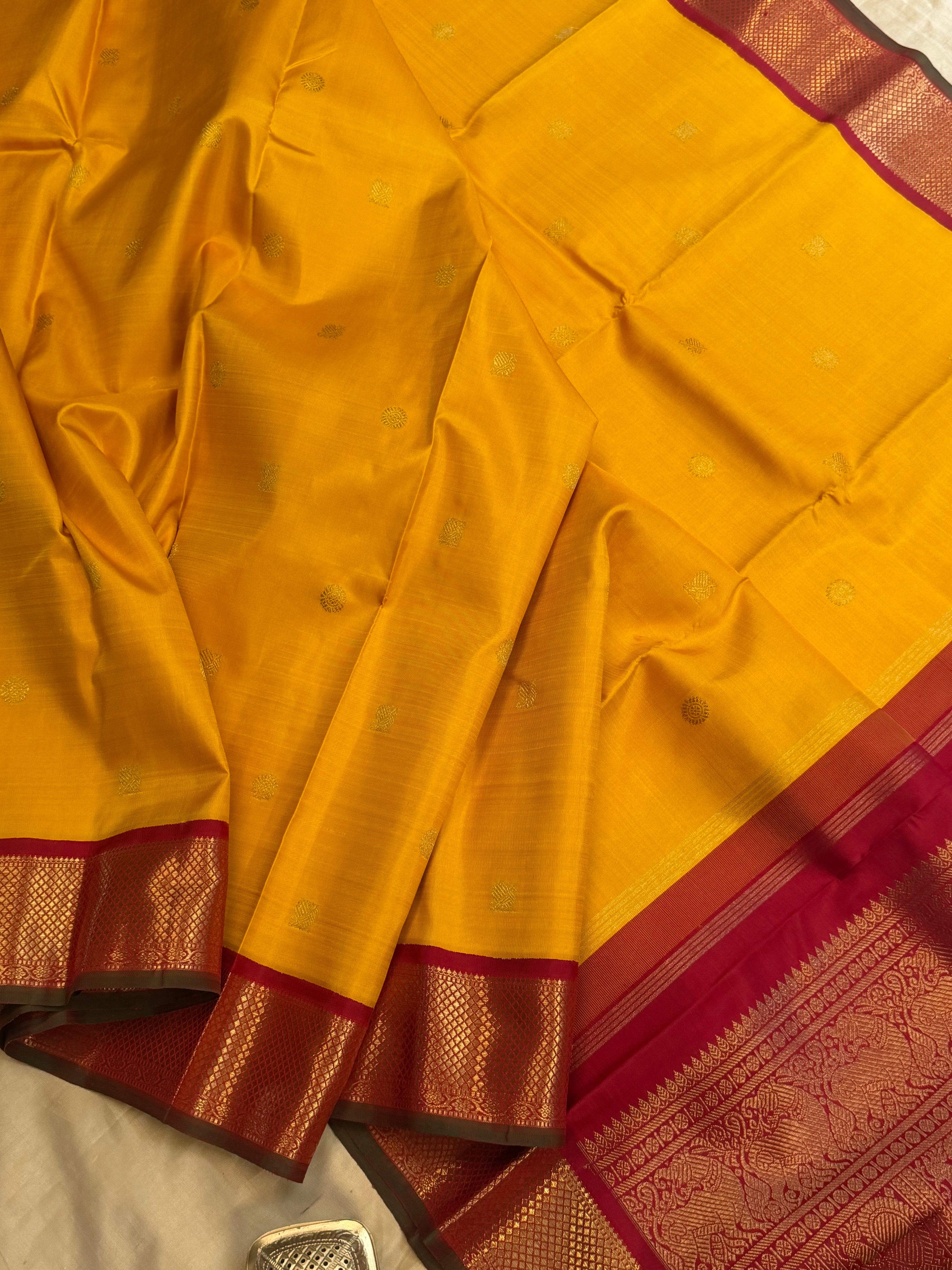 Golden manjal korvai / kanjipuram silk