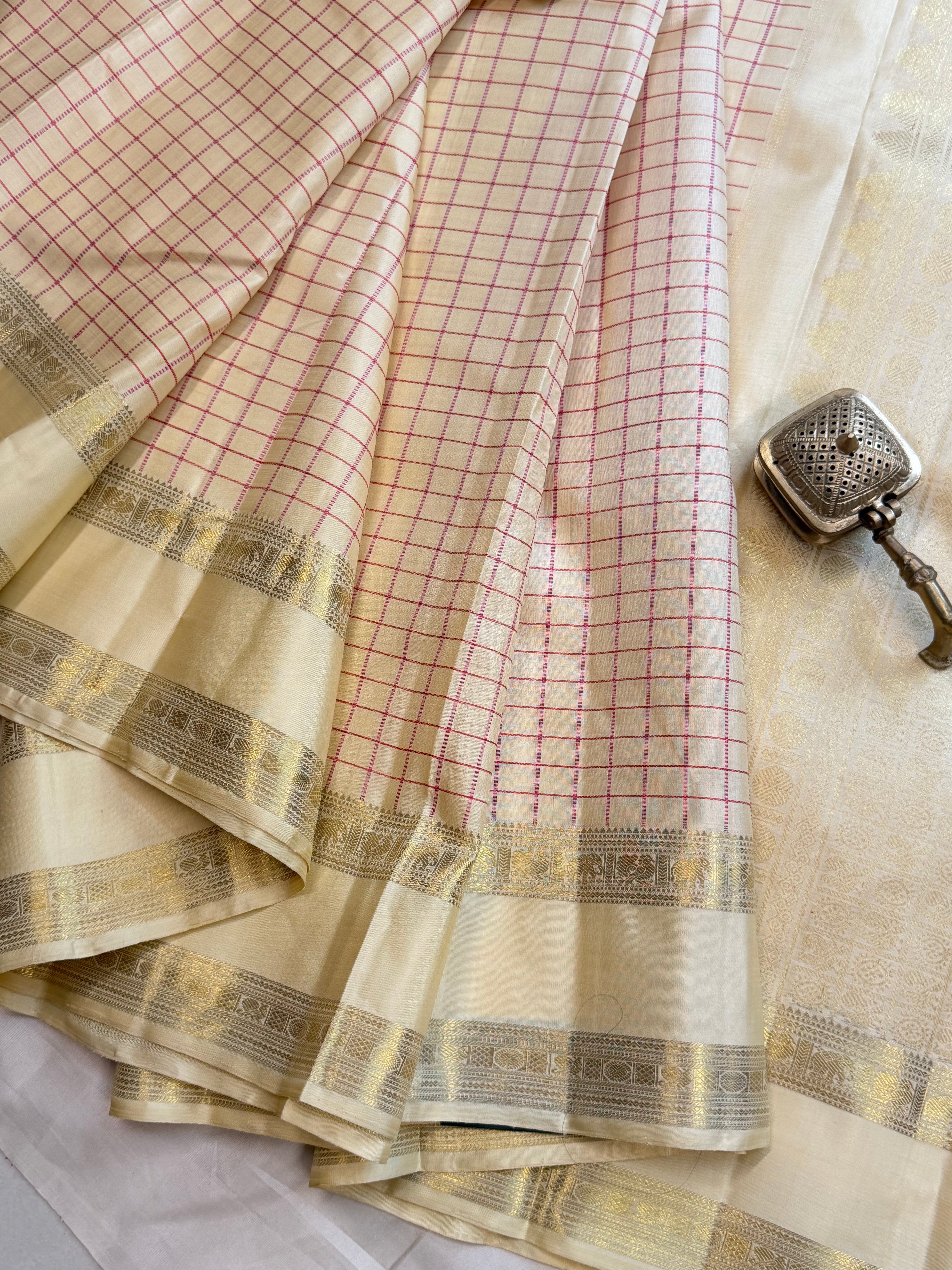 Malligai : off white retta pet pure Zari Kanjipuram silk