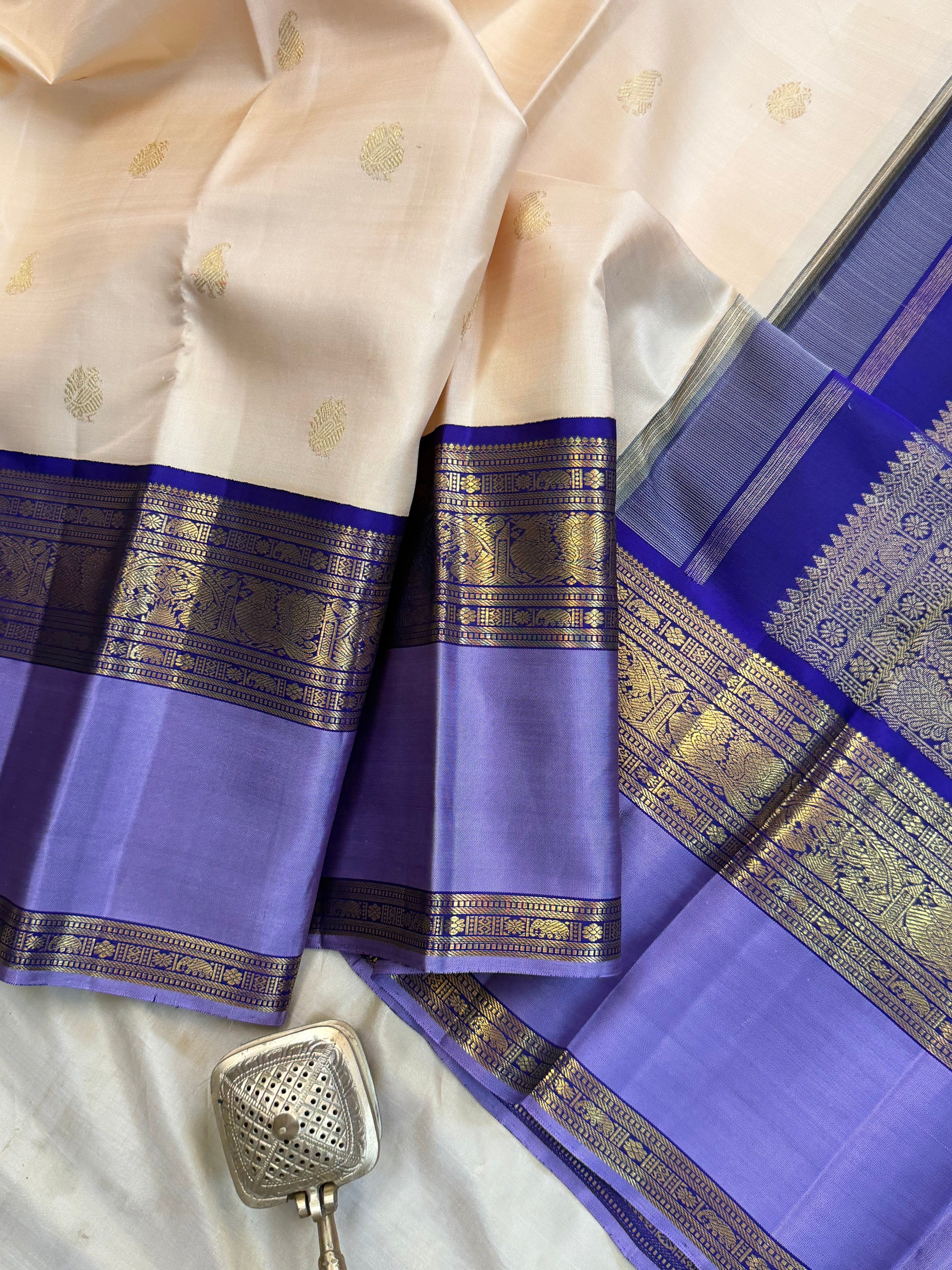 Onam collection: cream Korvai kaal erangina border / pure zari Kanjipuram silk
