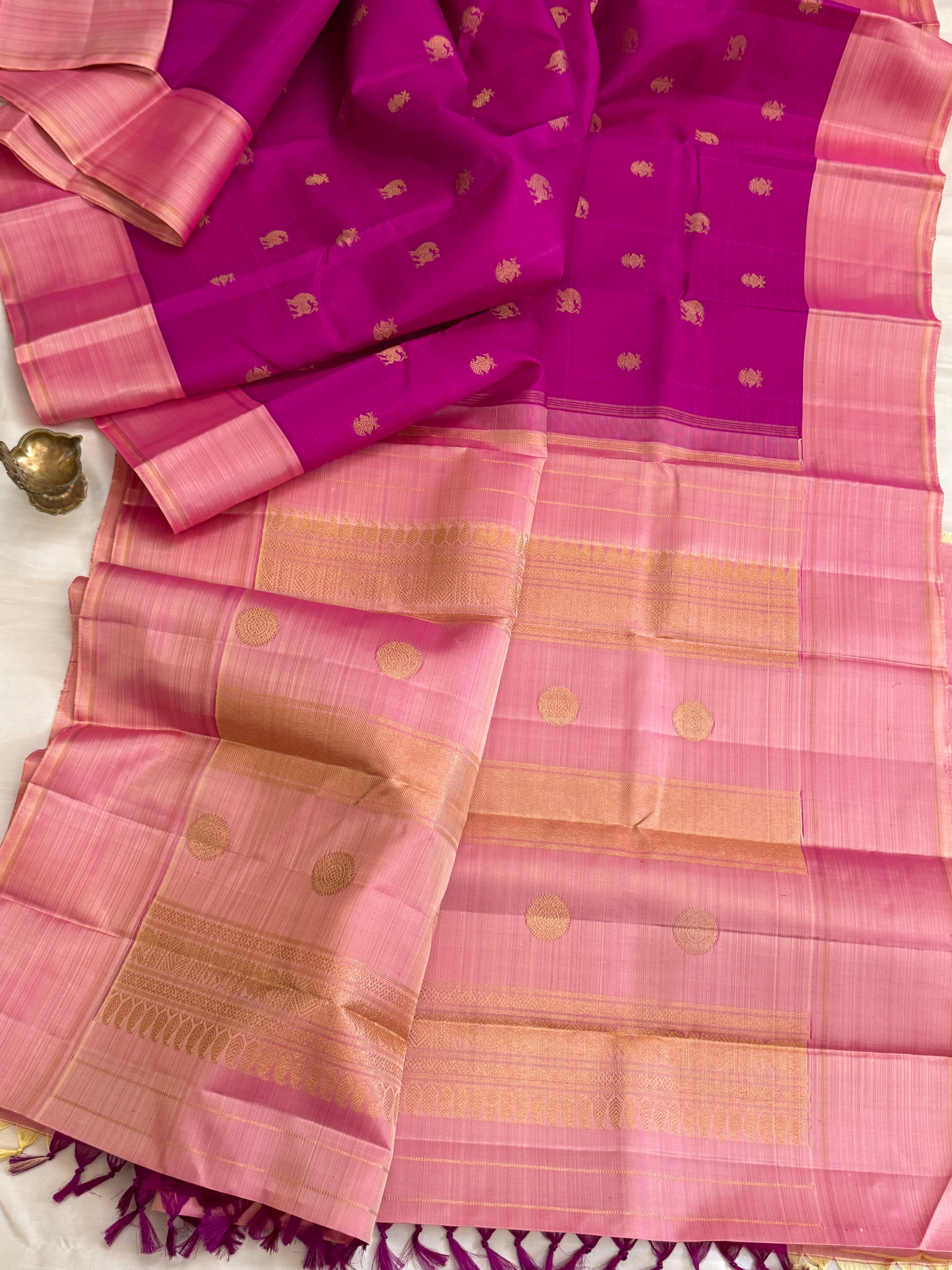 Magenta pink yazhli Butta body with Retta pay border/ Kanjipuram silk CLSA11224