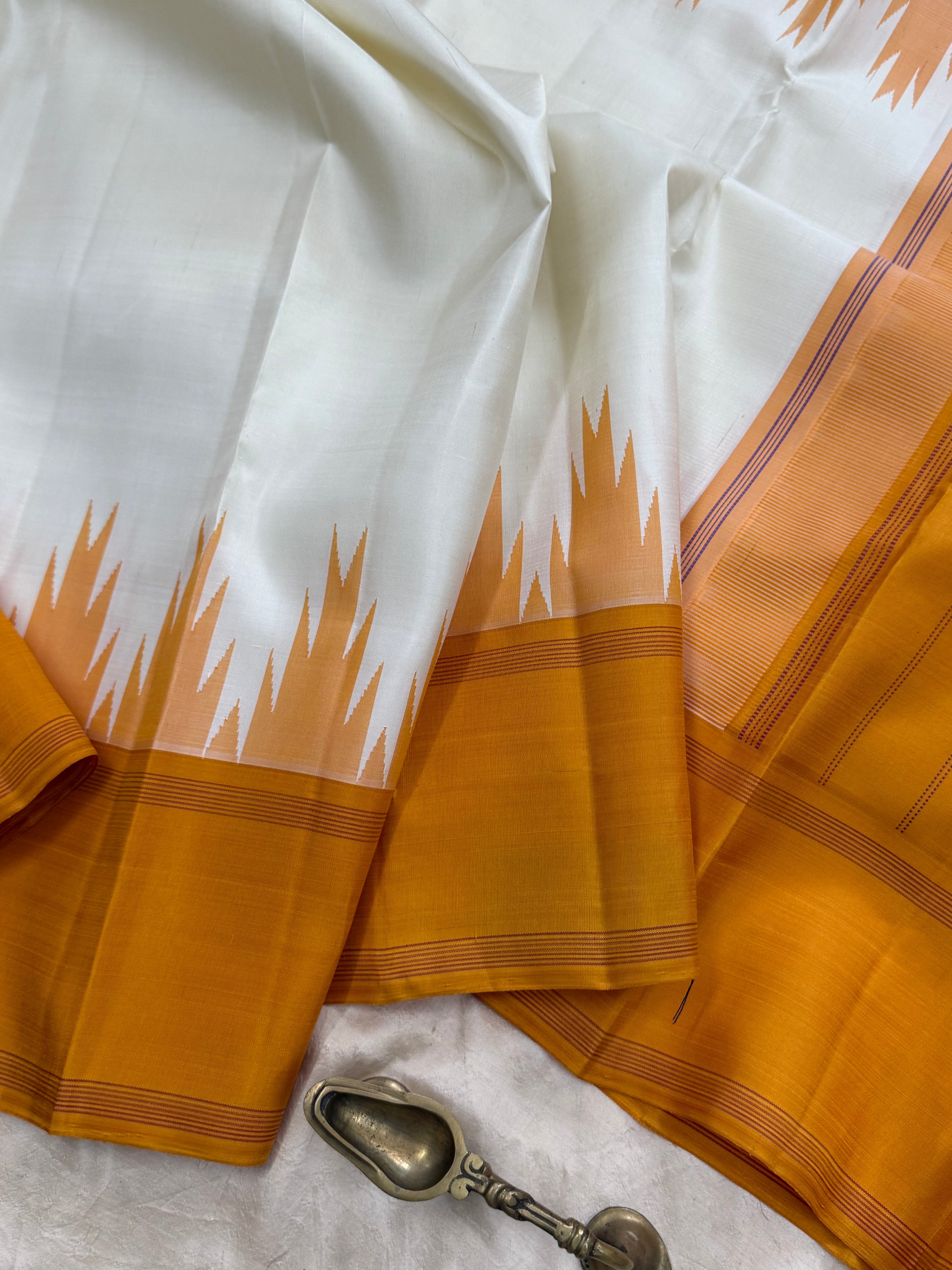 Off white Thalampu rekku/Aarani silk