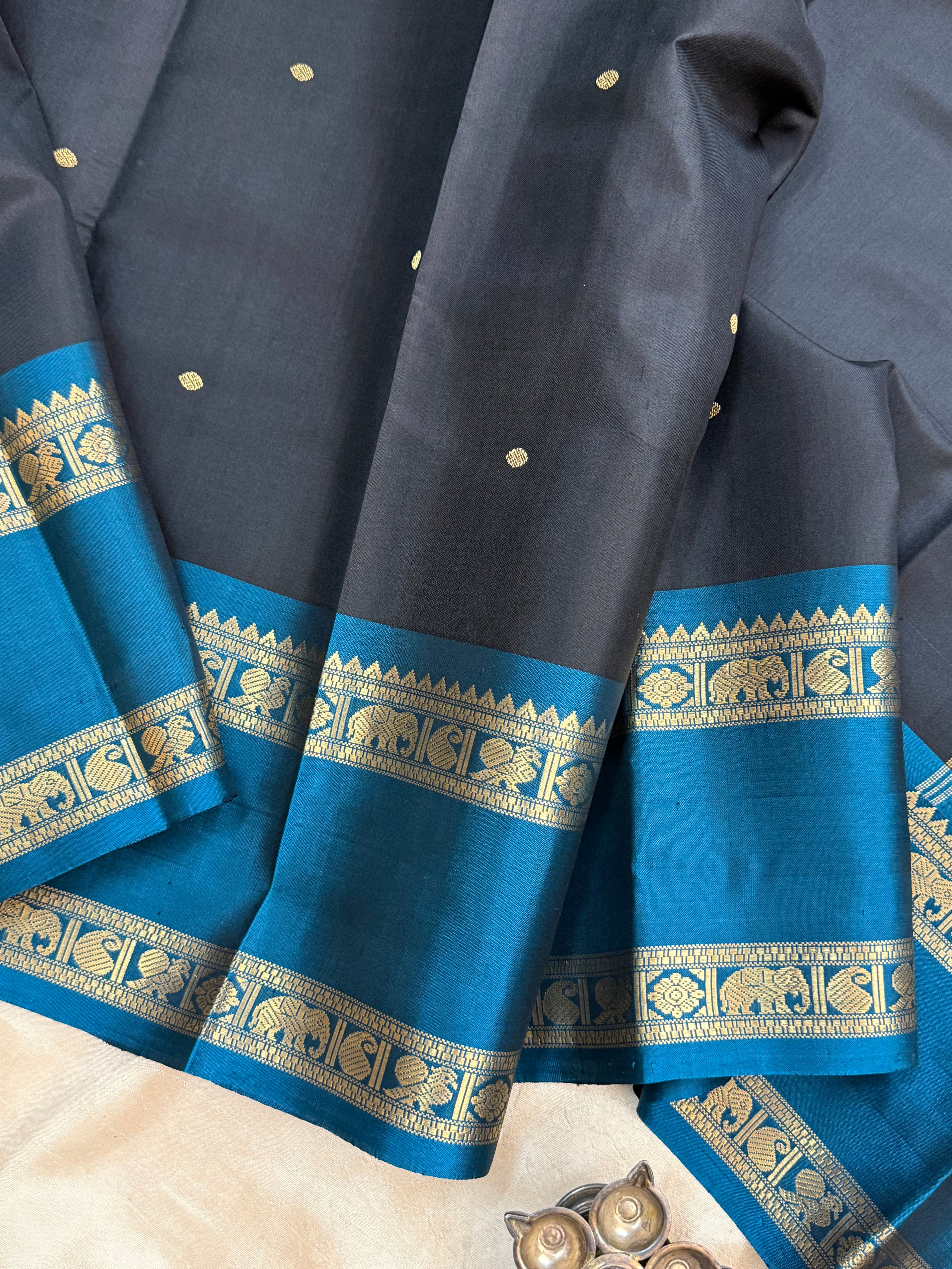 Unique palla black retta pet/ Special edition silk saree