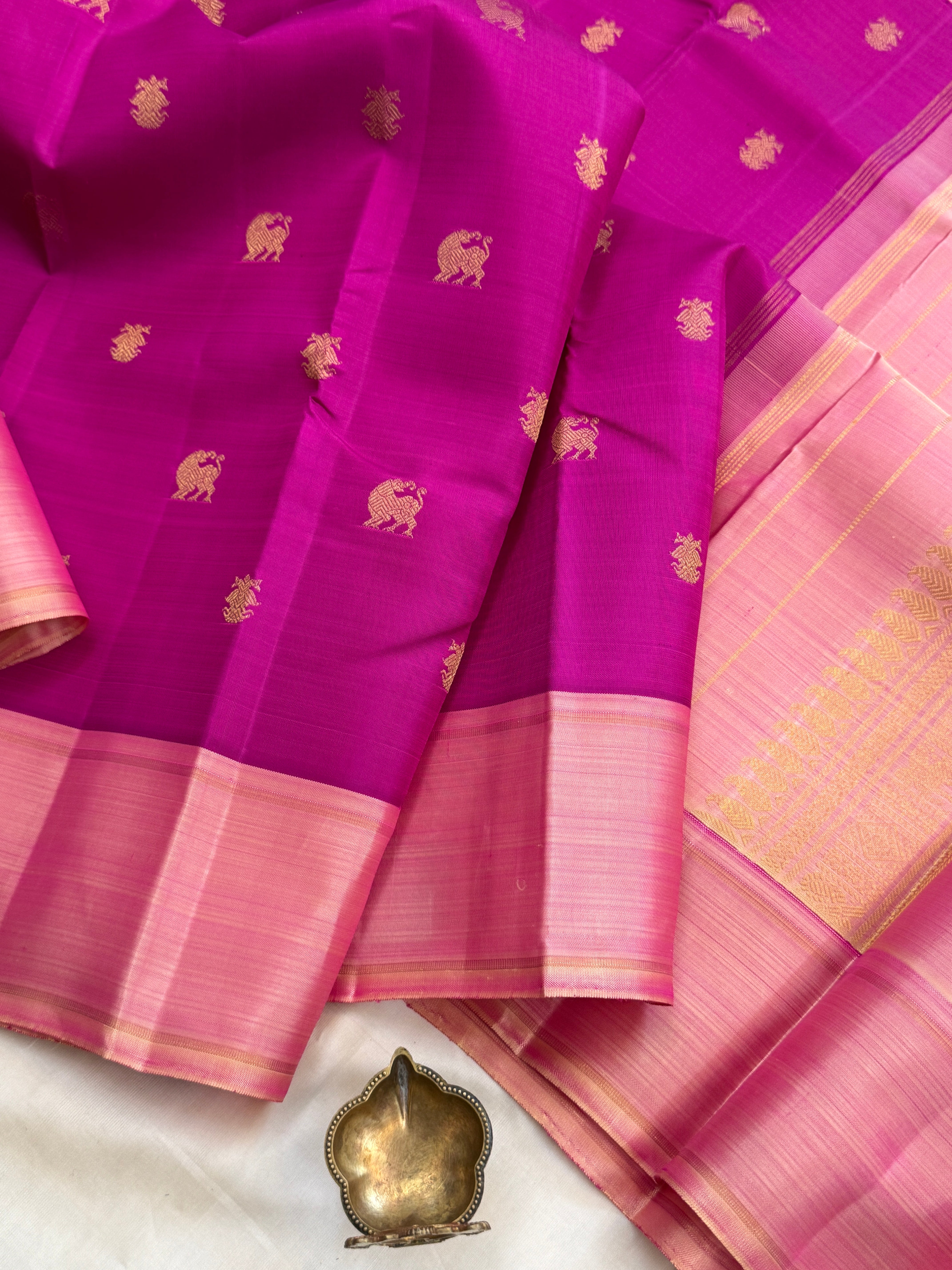Magenta pink yazhli Butta body with Retta pay border/ Kanjipuram silk CLSA11224
