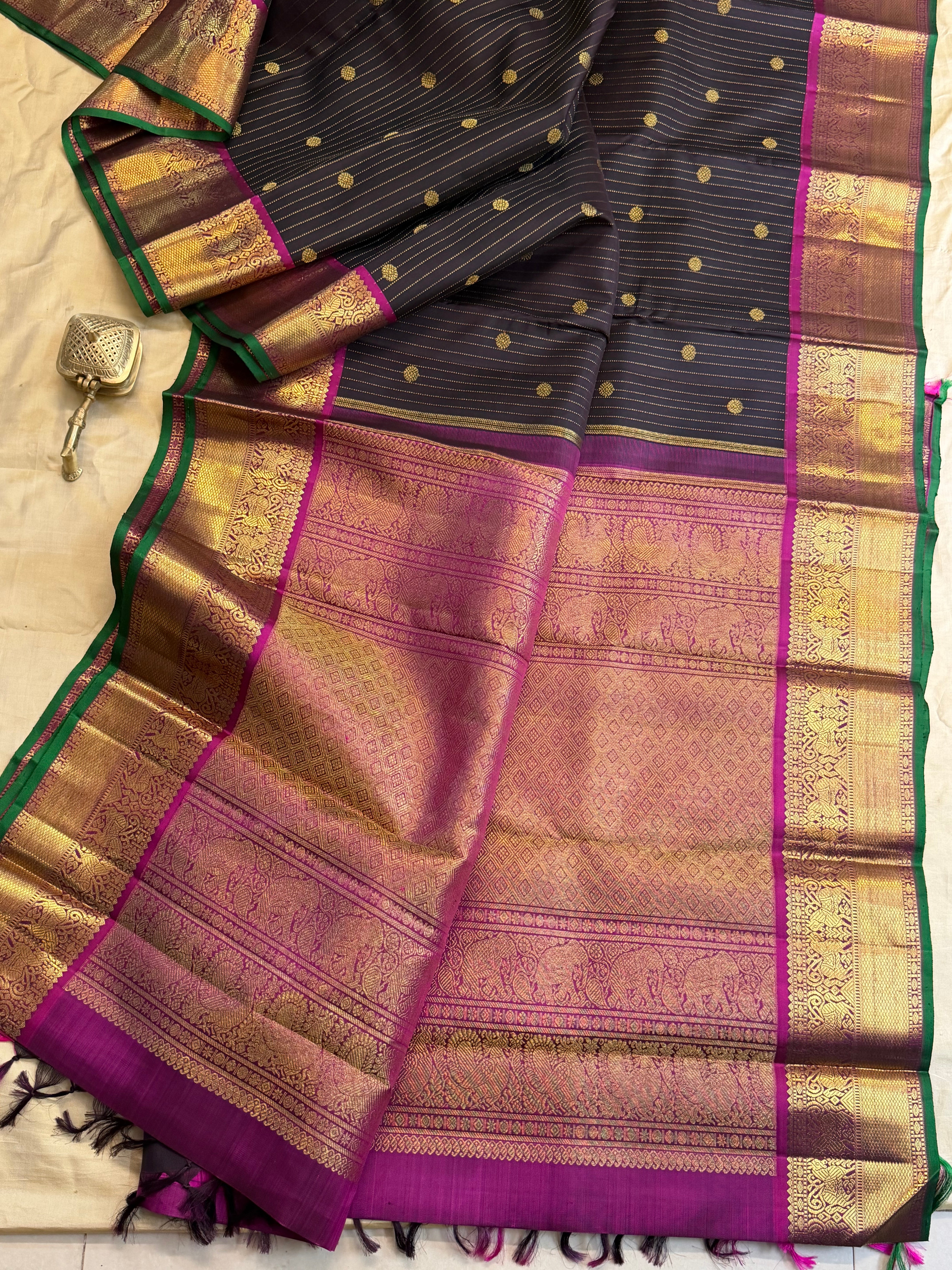Kanchana oosivanam Butta  / pure Kanjipuram silk