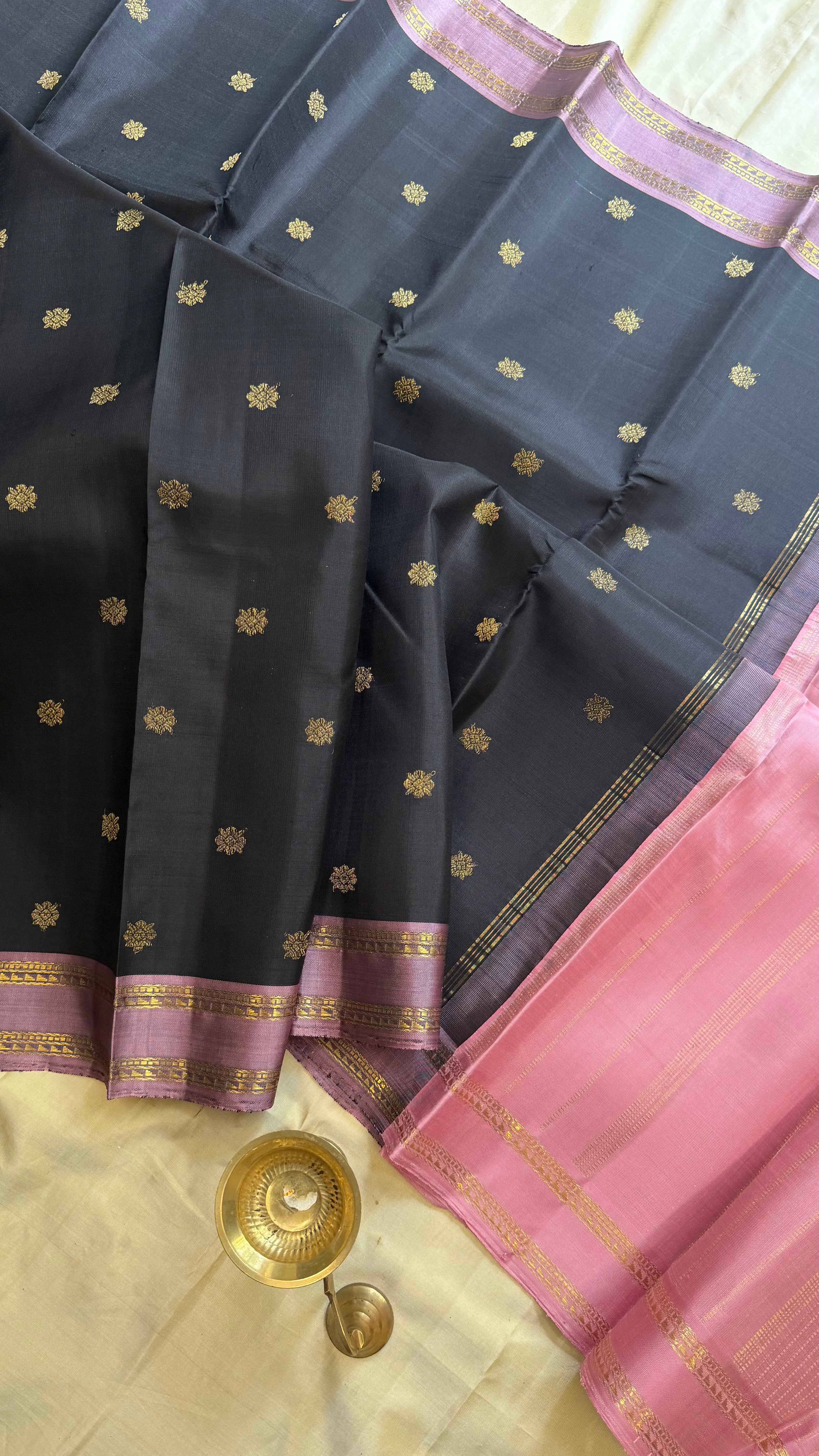 Vizhli: Black dusky pink retta pet border      / Kanjipuram silk