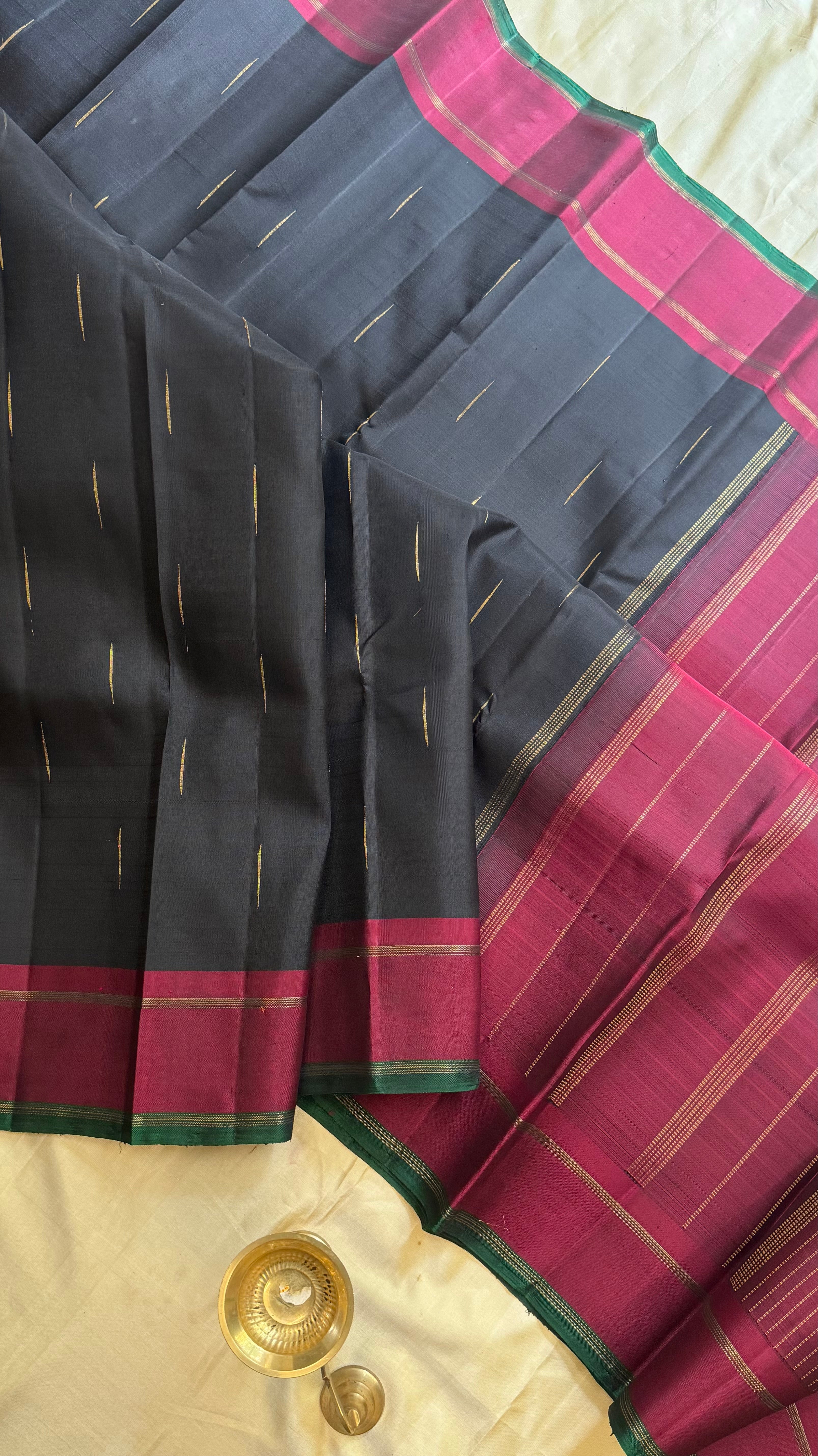Vizhli: Black malli moggu     / Kanjipuram silk