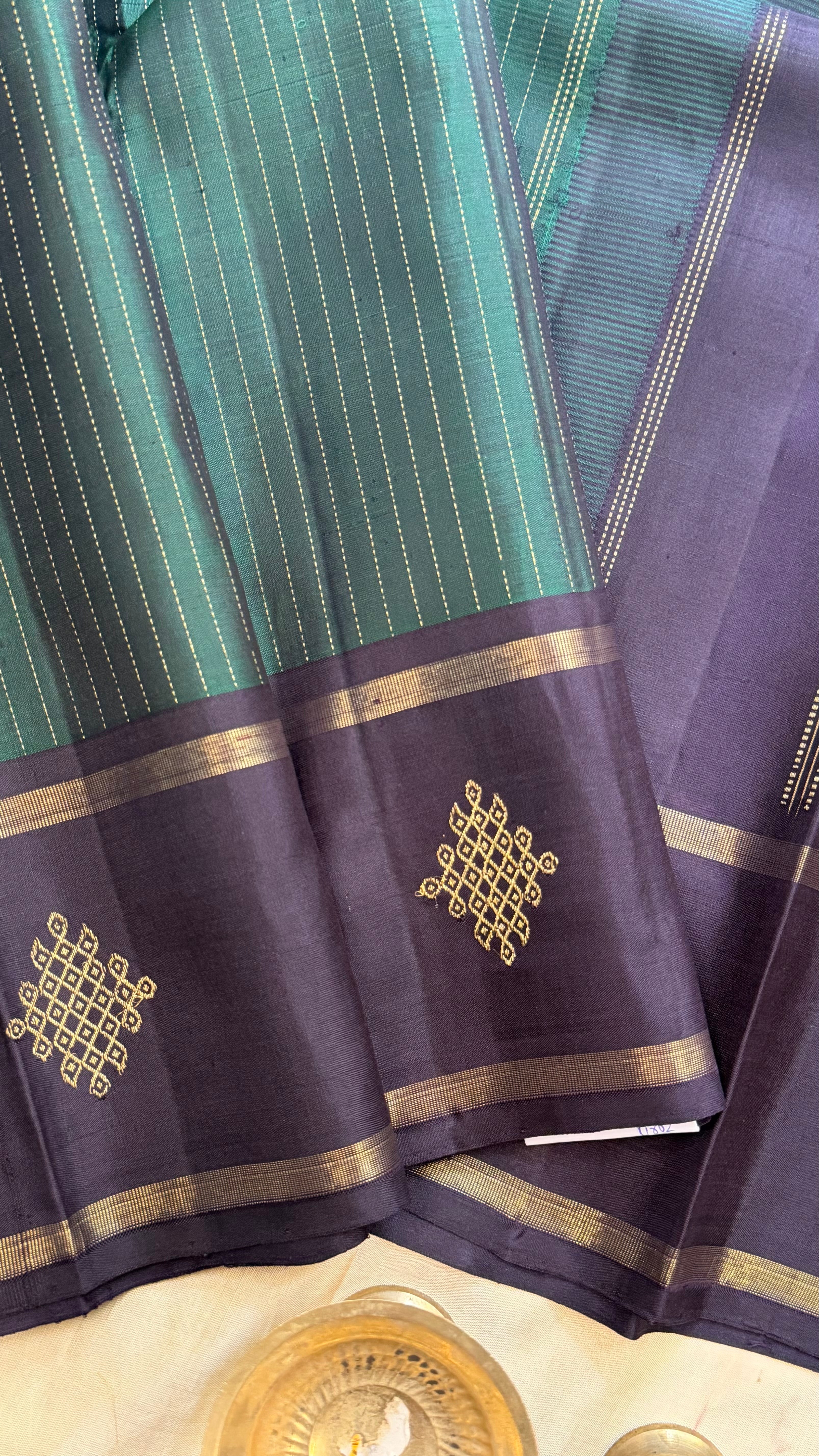 Green oosivanam Kolam Butta / Kanjipuram silk