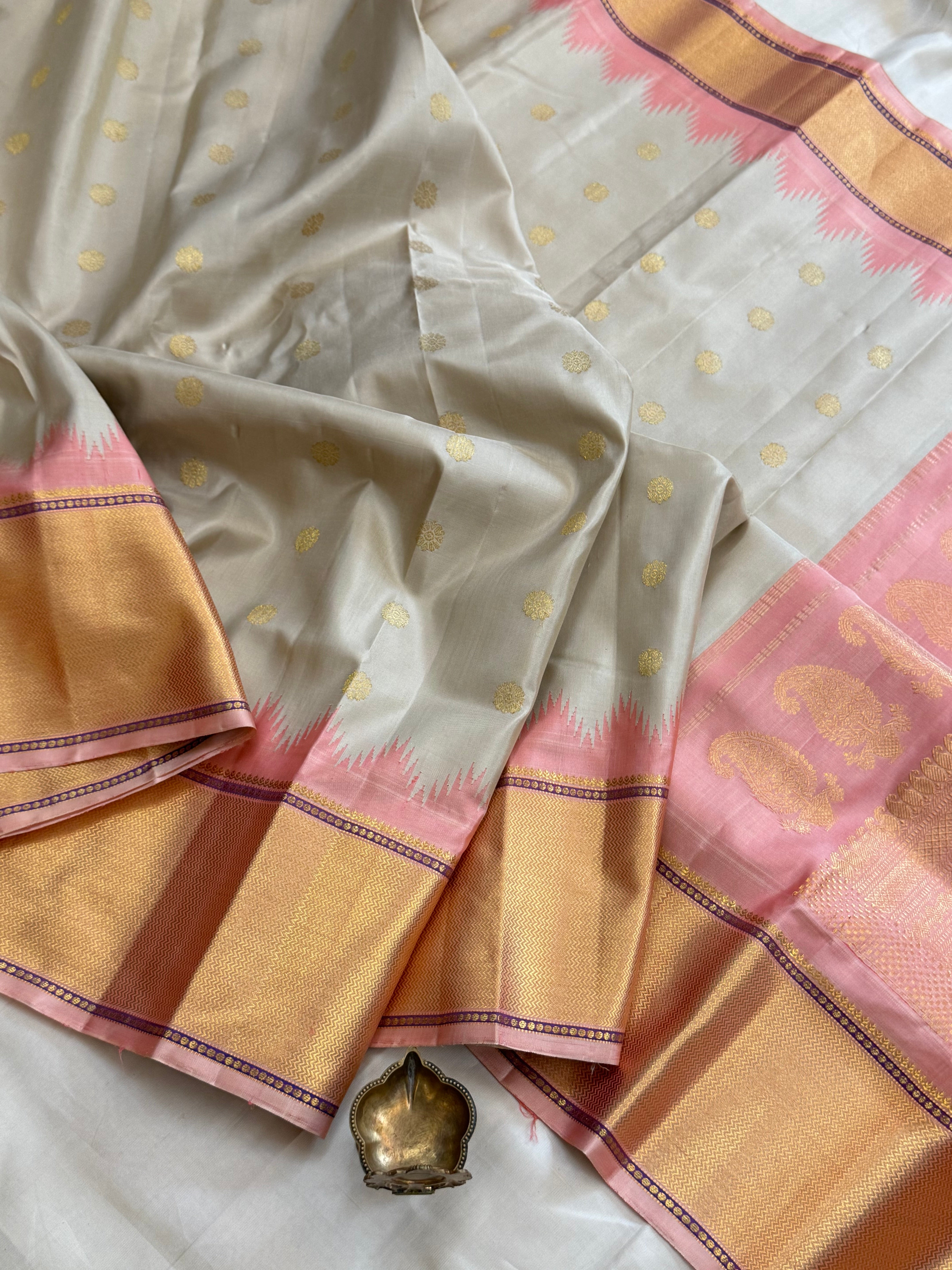 Cream body Butta with baby pink border/ Gadwal silk CLSA11305